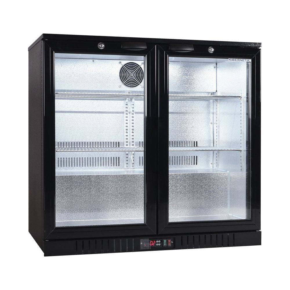 Un refrigeratore per bevande commerciale nero con due porte in vetro, ripiani metallici e display.