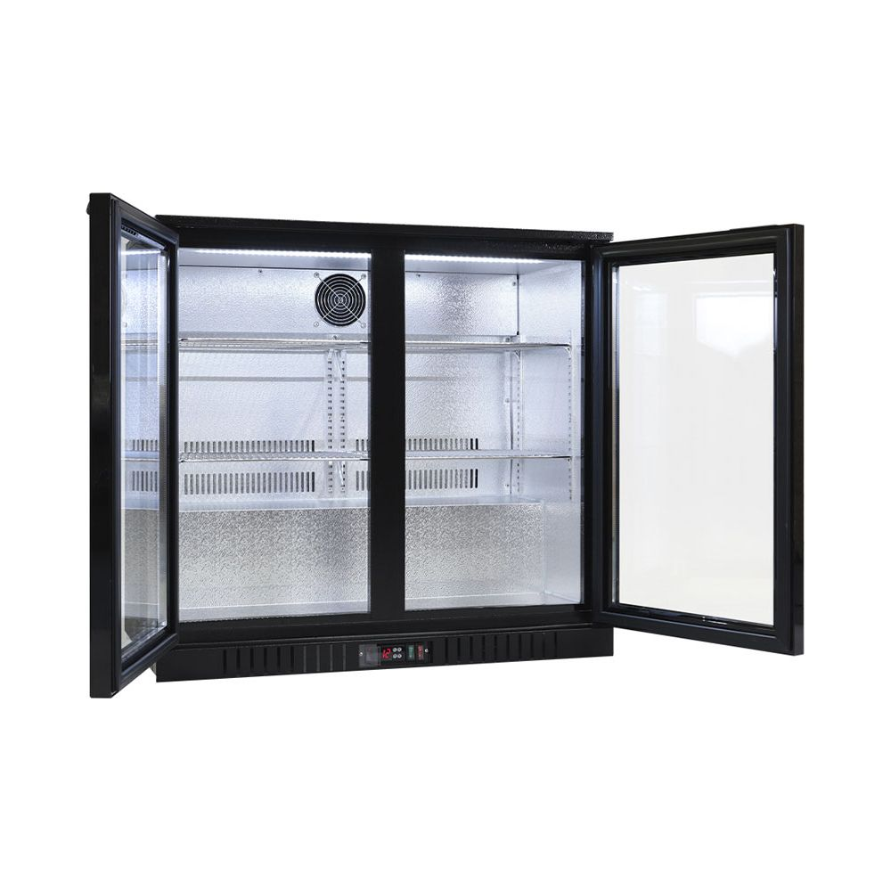 Un frigorifero espositivo commerciale nero con porte in vetro aperte, illuminazione interna e ripiani.