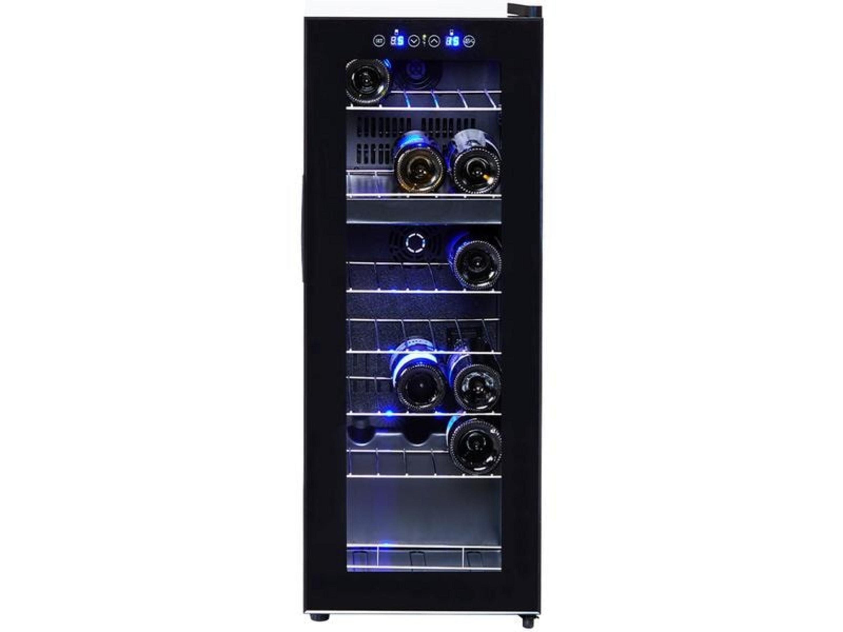 Un frigorifero per vini nero con porta in vetro mostra bottiglie all'interno con illuminazione blu.