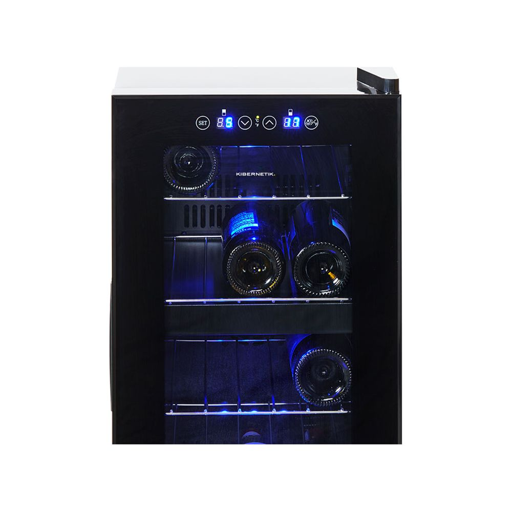 Una cantinetta per vini nera con porta in vetro, illuminazione interna blu e diverse bottiglie su ripiani.