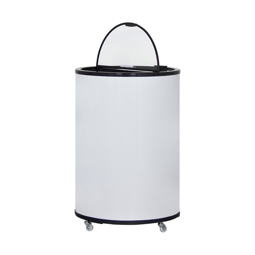 Un refrigeratore per bottiglie rotondo e bianco su ruote con coperchio in vetro semiaperto.