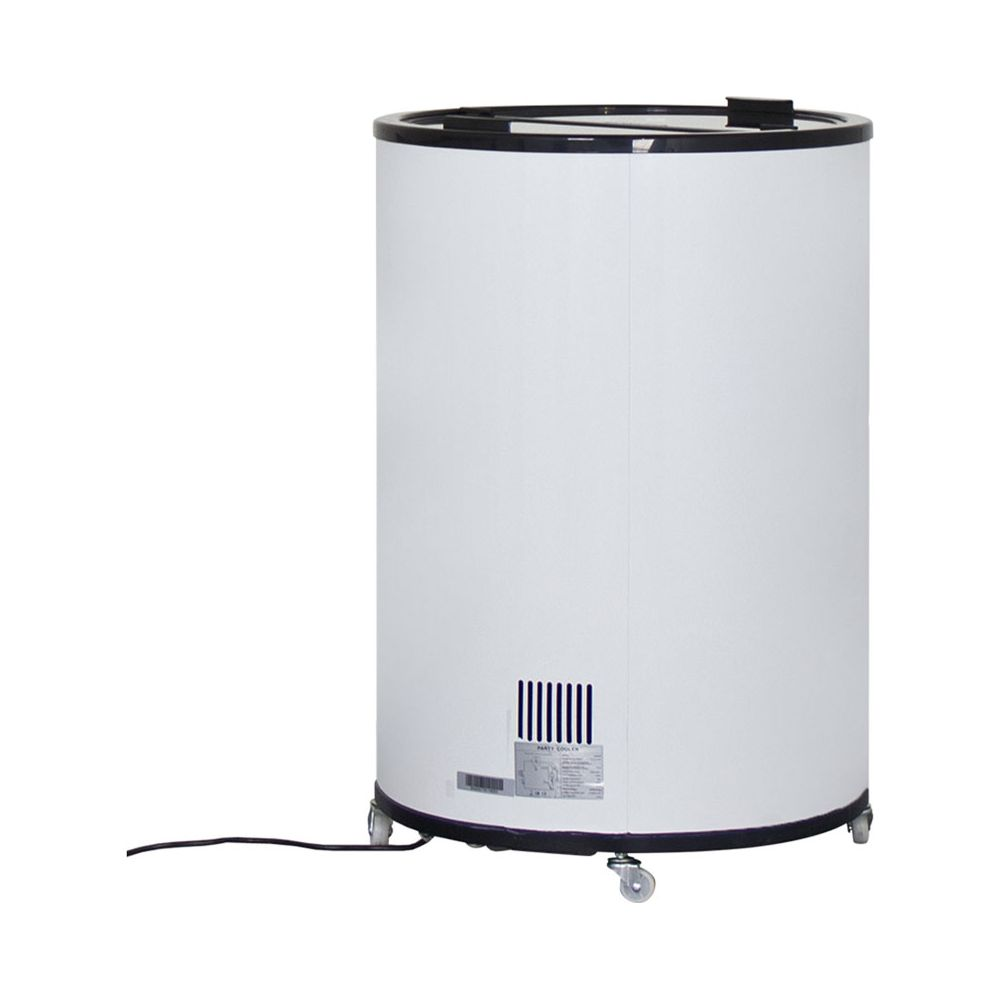 Un refrigeratore per feste bianco e rotondo su ruote su sfondo bianco.