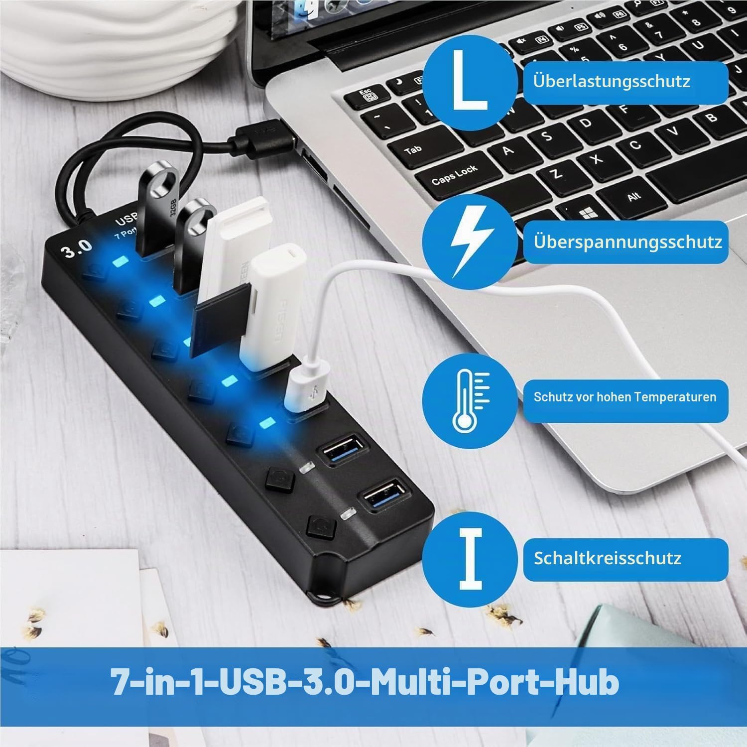 Ein schwarzer 7-in-1 USB 3.0 Multiport-Hub ist an einen Laptop angeschlossen, mit Sicherheitssymbolen und blauem Licht.
