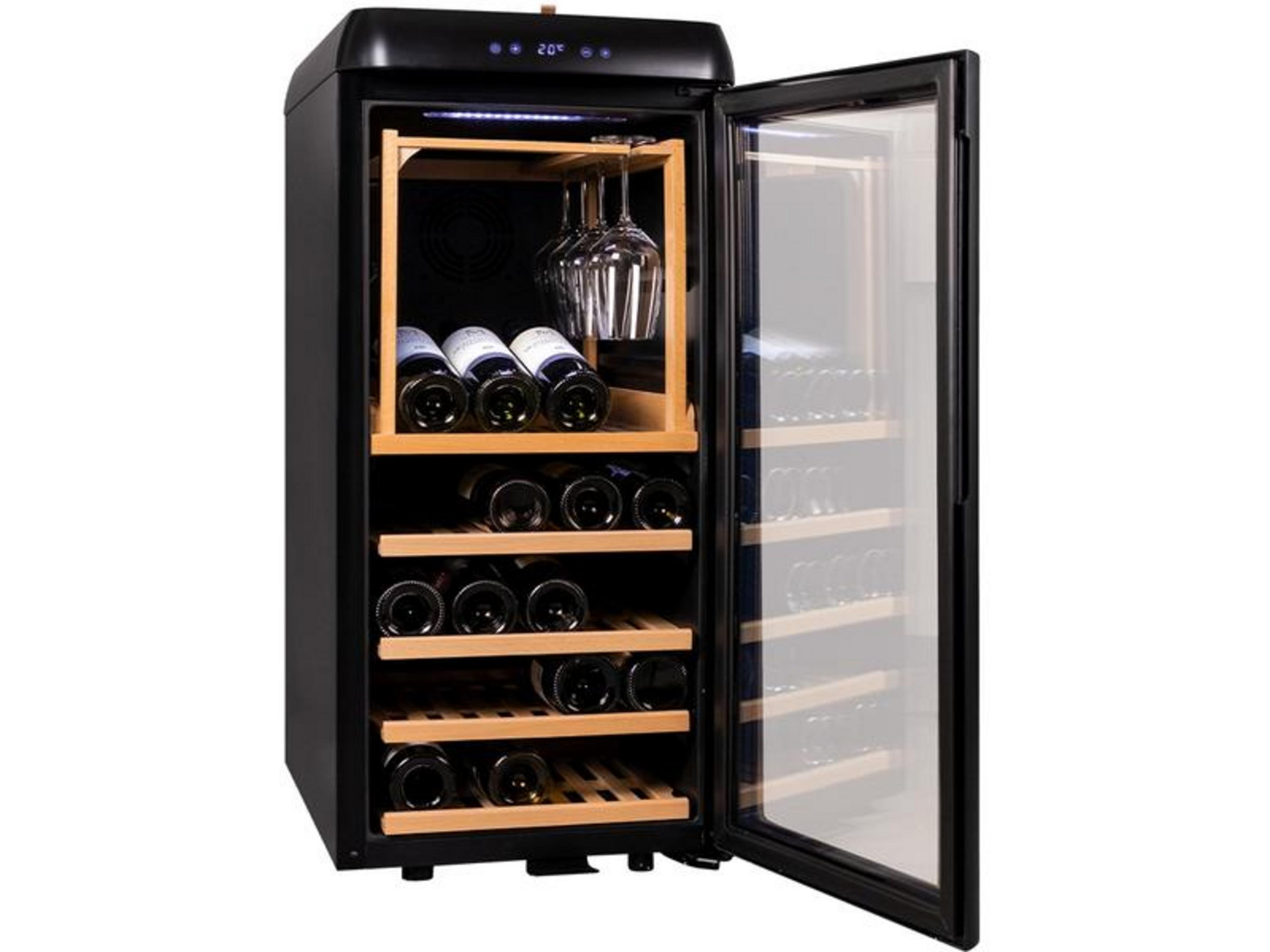 Una cantinetta per vini nera con ripiani in legno, bottiglie e calici appesi, porta aperta.