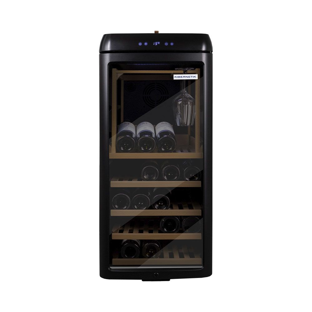 Una cantinetta per vino nera con ripiani in legno, bottiglie e un bicchiere sospeso.