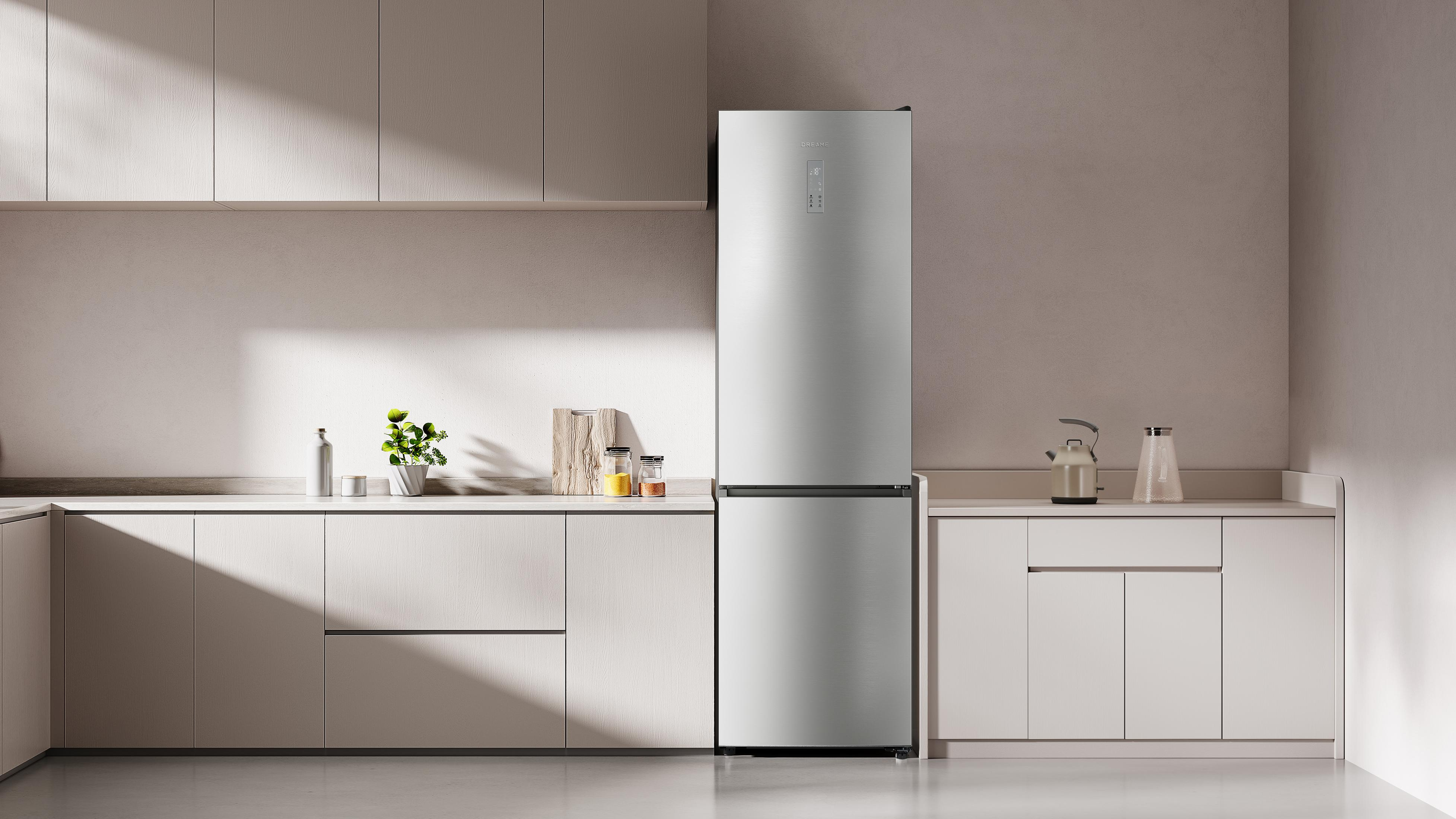Un moderno frigorifero argentato in una cucina minimalista con mobili beige e luce solare.