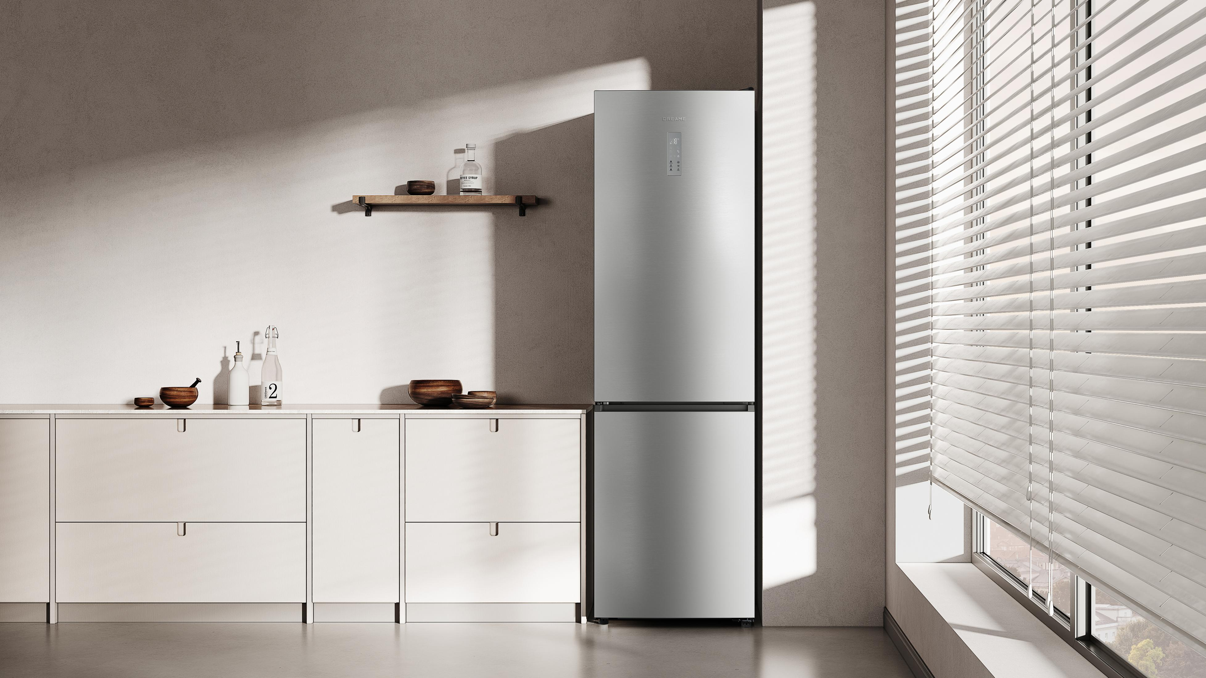 Cucina moderna con frigorifero argento, mobili chiari e mensola in legno alla luce del sole.