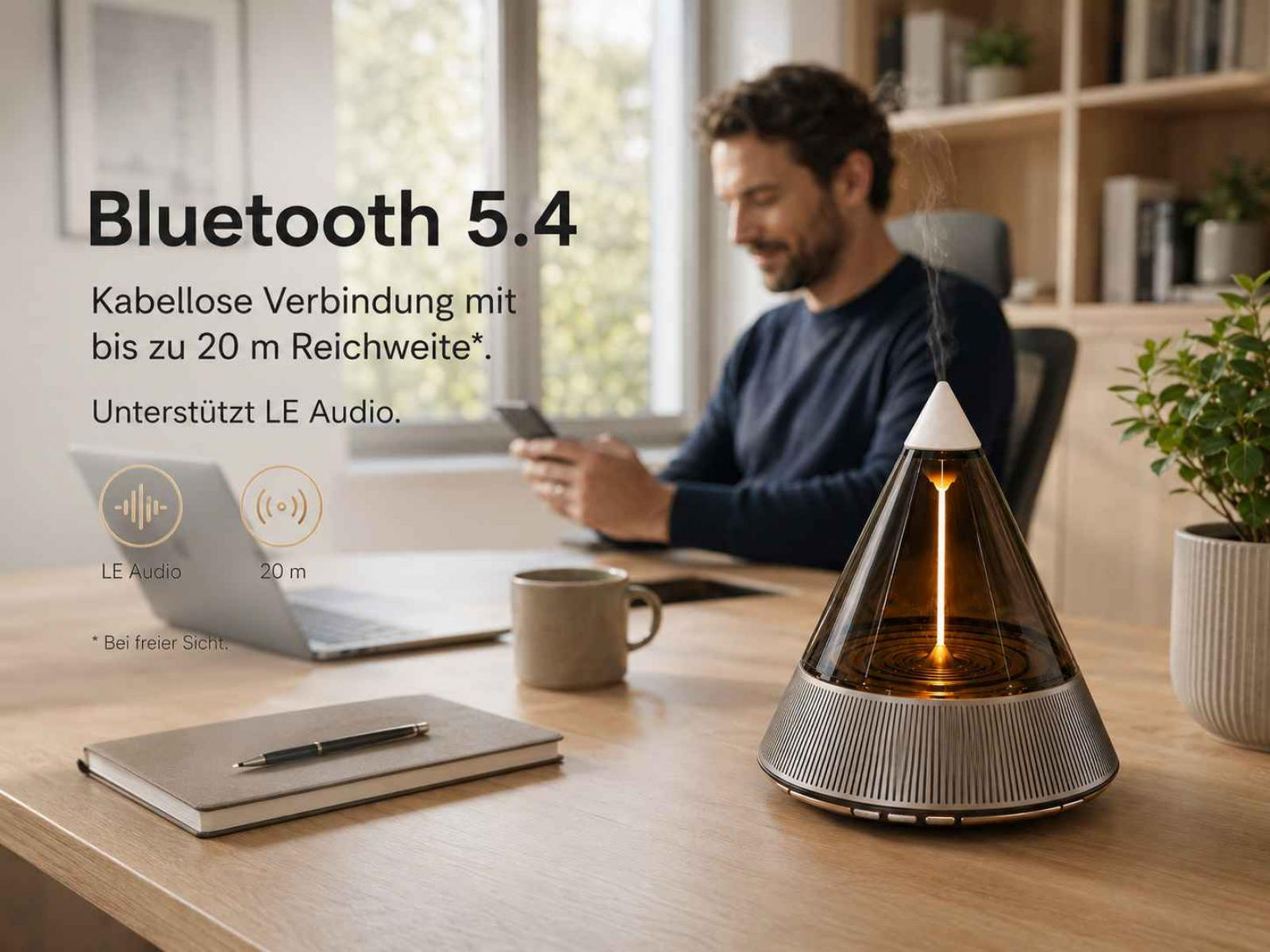 Ein pyramidenförmiges Gerät auf einem Schreibtisch mit Text über Bluetooth 5.4 und einen Mann im Hintergrund.