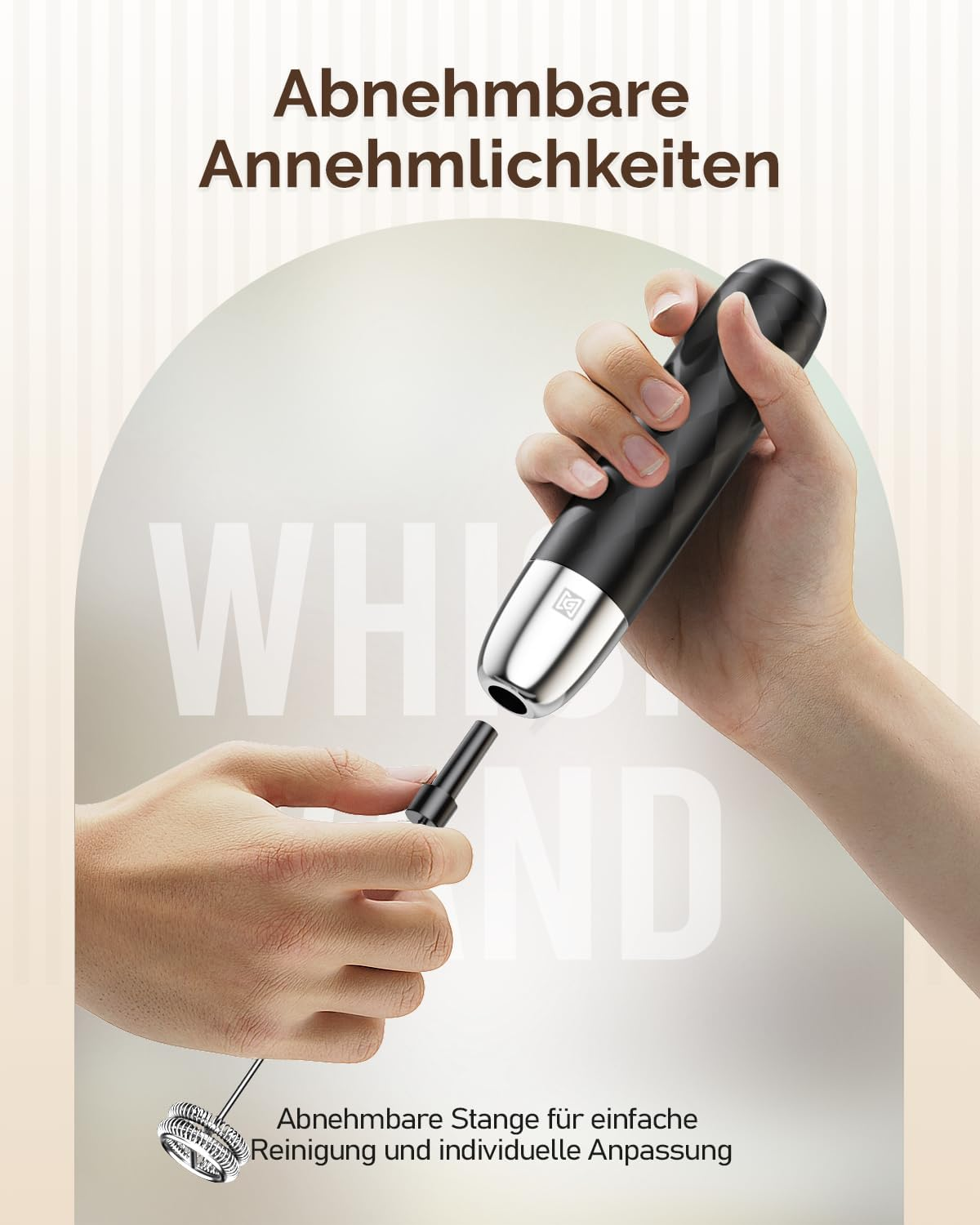 Hände setzen den Aufsatz eines schwarzen Milchaufschäumers ein.