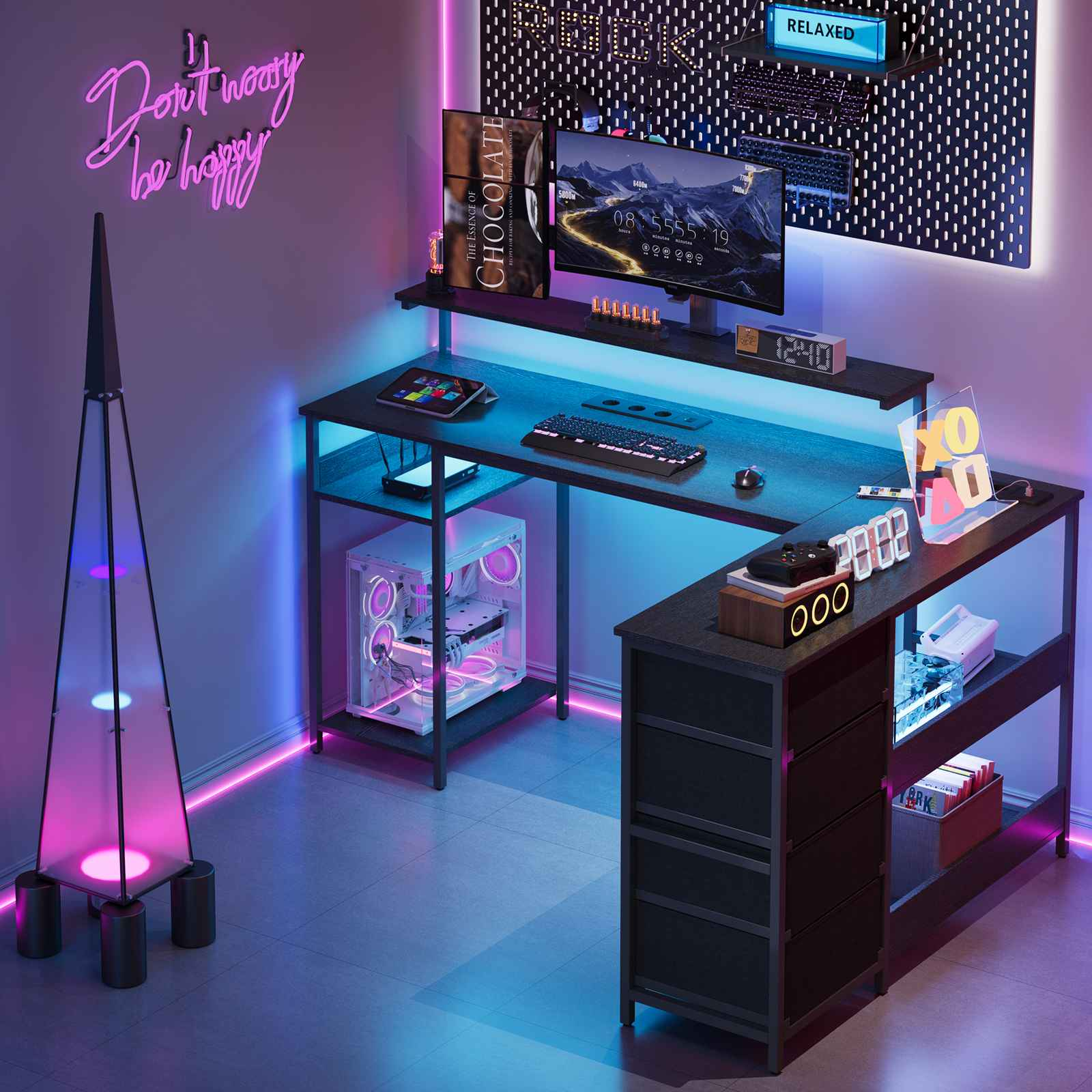 Moderne Gaming-Ecke mit PC, Monitoren, blauer Beleuchtung, Neon-Schild und dreieckiger Lampe an der Wand.
