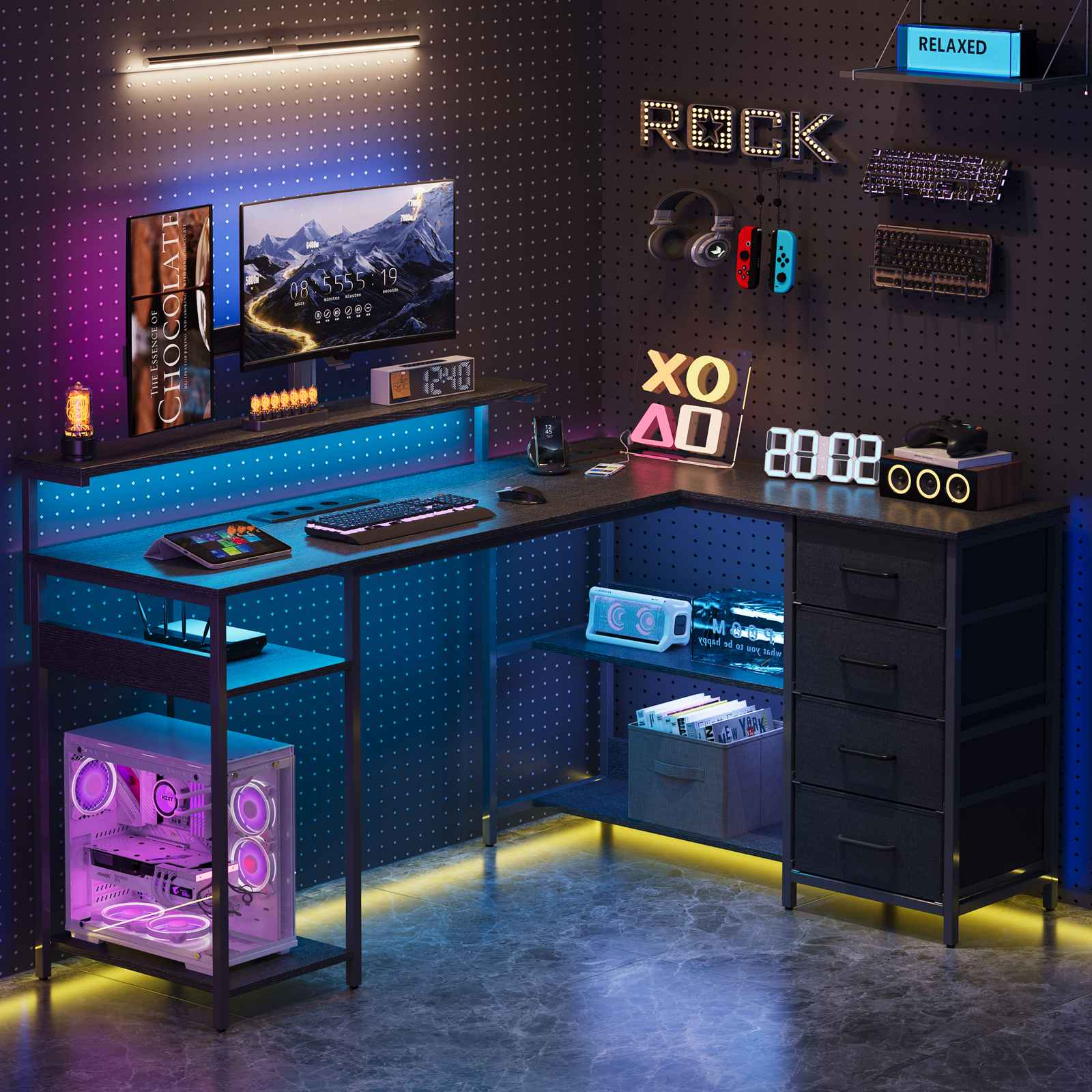 Ein moderner Gaming-Schreibtisch mit blauem Licht, zwei Monitoren, PC und Pegboard-Zubehör.