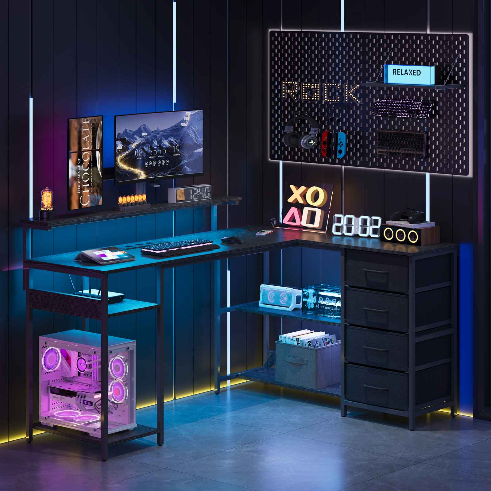 Ein modernes Gaming-Setup mit Eckschreibtisch, leuchtendem PC, zwei Monitoren und Neon-Dekor.