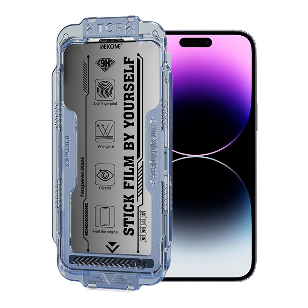 Smartphone accanto a uno strumento trasparente per l'installazione di pellicole protettive con istruzioni.