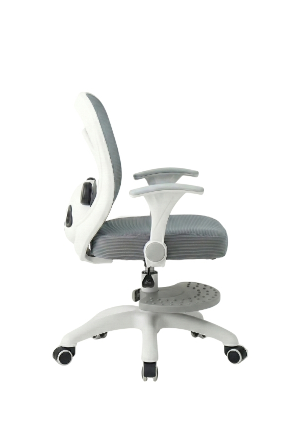 Ayak dayama yeri, kolçaklar ve beş tekerleğe sahip, yandan görünen beyaz ve gri ergonomik çocuk çalışma koltuğu.