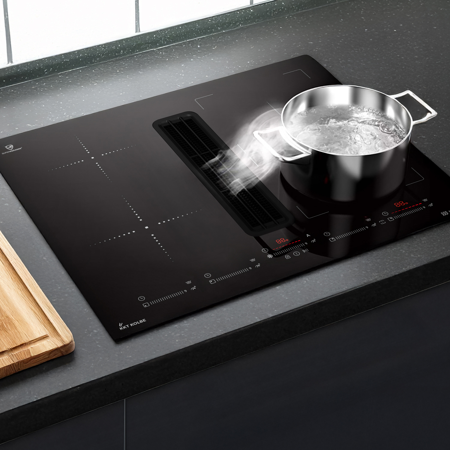 Un piano cottura a induzione nero con cappa integrata, con una pentola d'acqua che bolle e fuma.