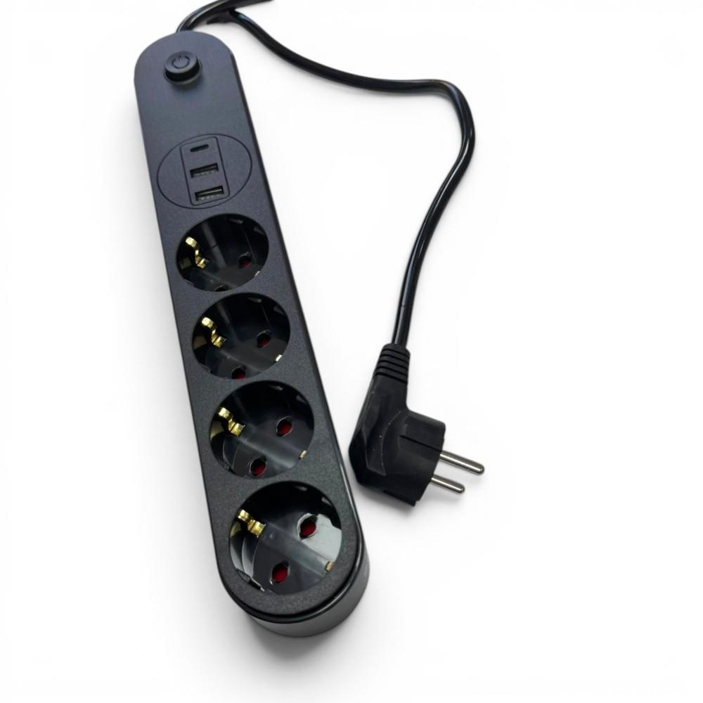 Beyaz arka planda dört prizli, iki USB portlu, anahtarlı ve fişli siyah bir uzatma kablosu.