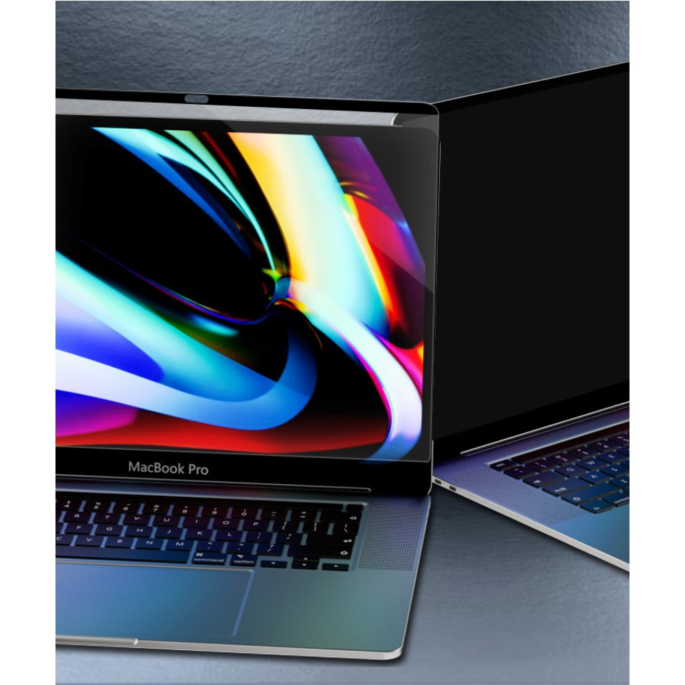 Due laptop, uno con schermo astratto e filtro privacy, l'altro oscurato su sfondo testurizzato.
