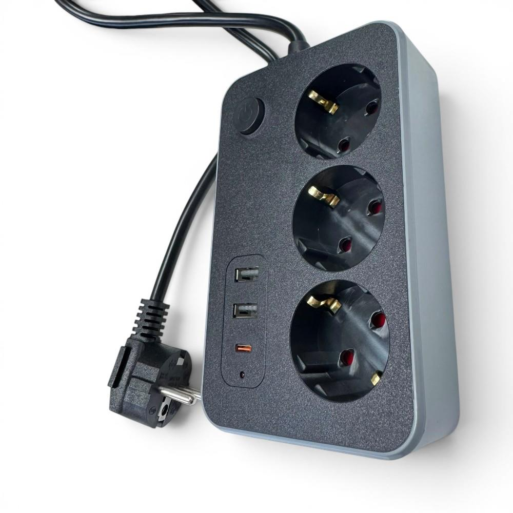 Üç prizli, iki USB portlu ve bağlı siyah kablolu gri ve siyah renkli bir uzatma kablosu.