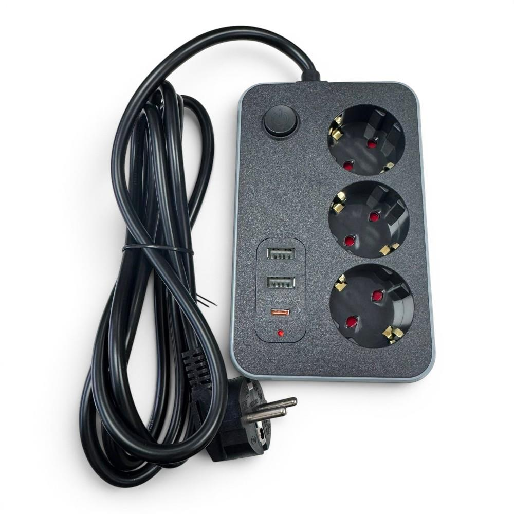 Üç prizi, üç USB bağlantı noktası ve uzun siyah kablosu olan gri bir uzatma kablosu.
