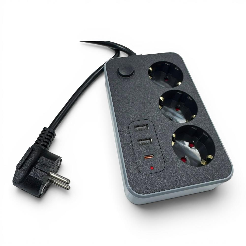 Beyaz arka planda üç priz, USB bağlantı noktaları ve elektrik fişi bulunan gri ve siyah bir uzatma kablosu.
