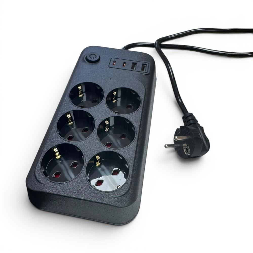 Beyaz zemin üzerinde altı prizli, dört USB portlu, anahtarlı ve fişli siyah uzatma kablosu.