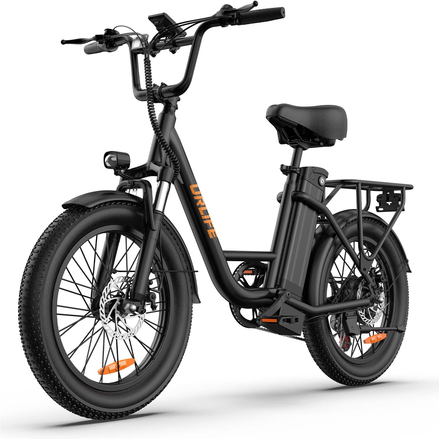 Una bici elettrica nera con copertoni larghi, manubrio alto, batteria sotto la sella e portapacchi su sfondo bianco.