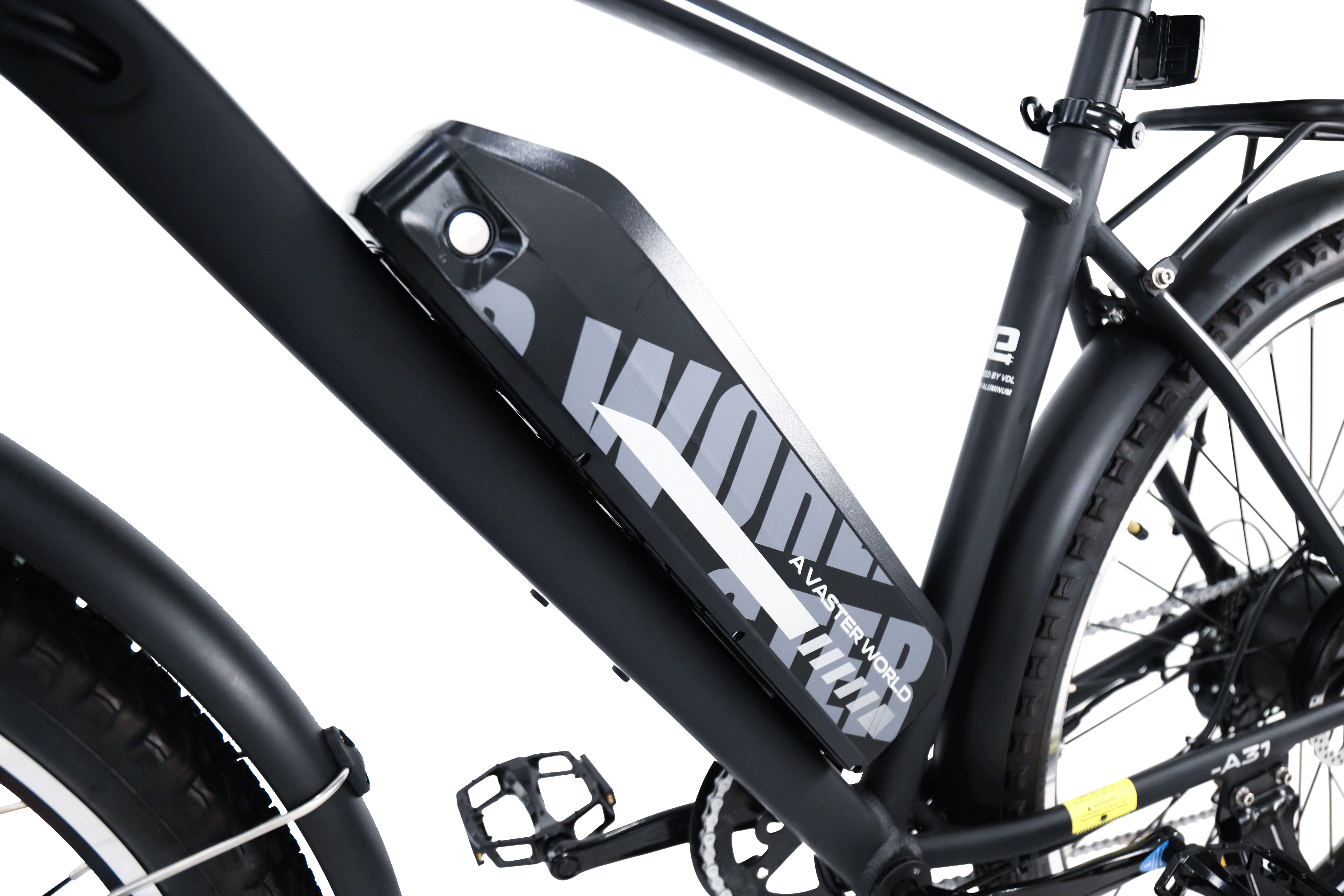 Vista laterale di una e-bike nera con batteria integrata sul telaio su sfondo nero.