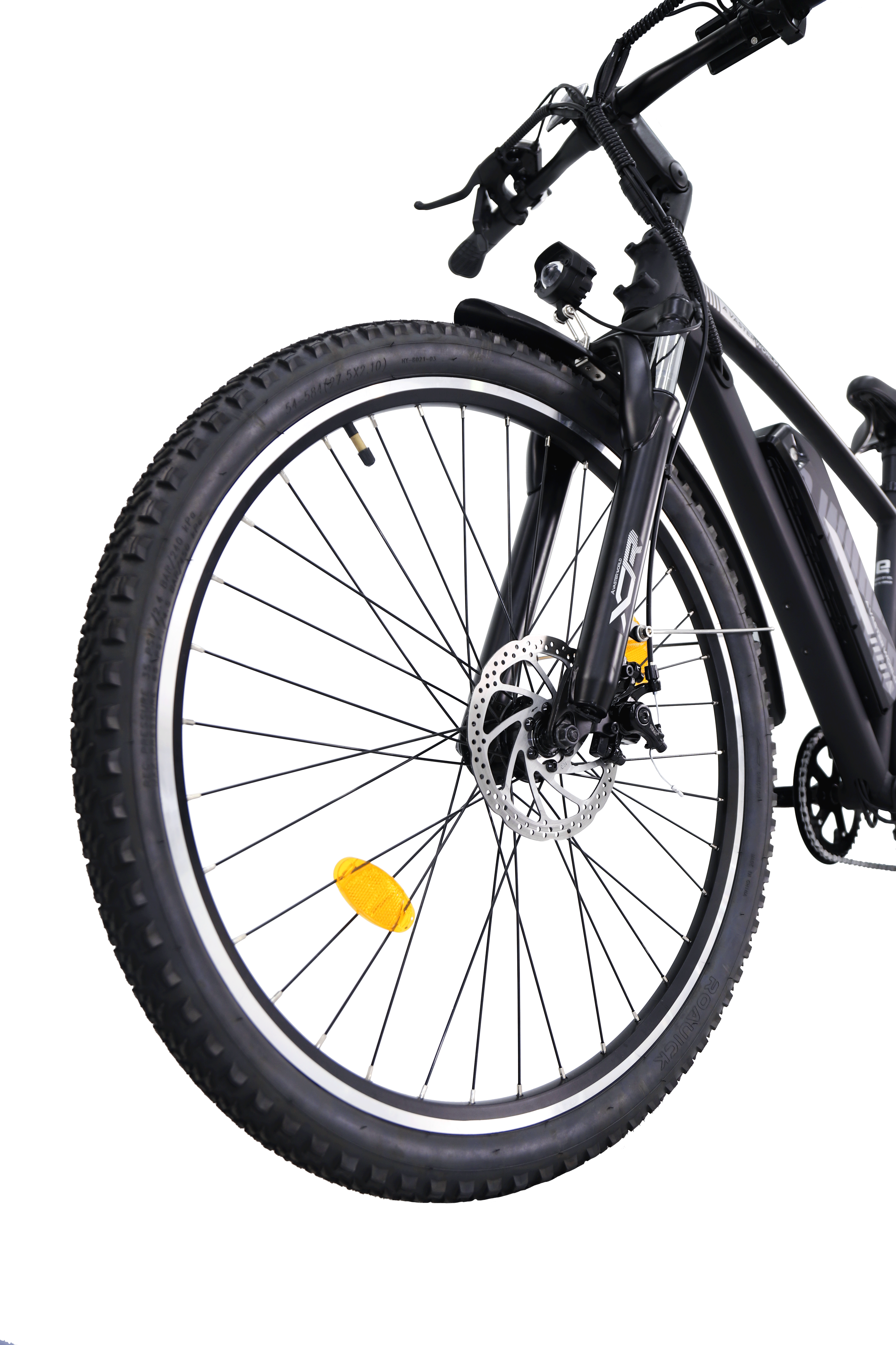 Ruota anteriore di una mountain bike nera con copertoni tassellati, freno a disco e catarifrangente giallo.