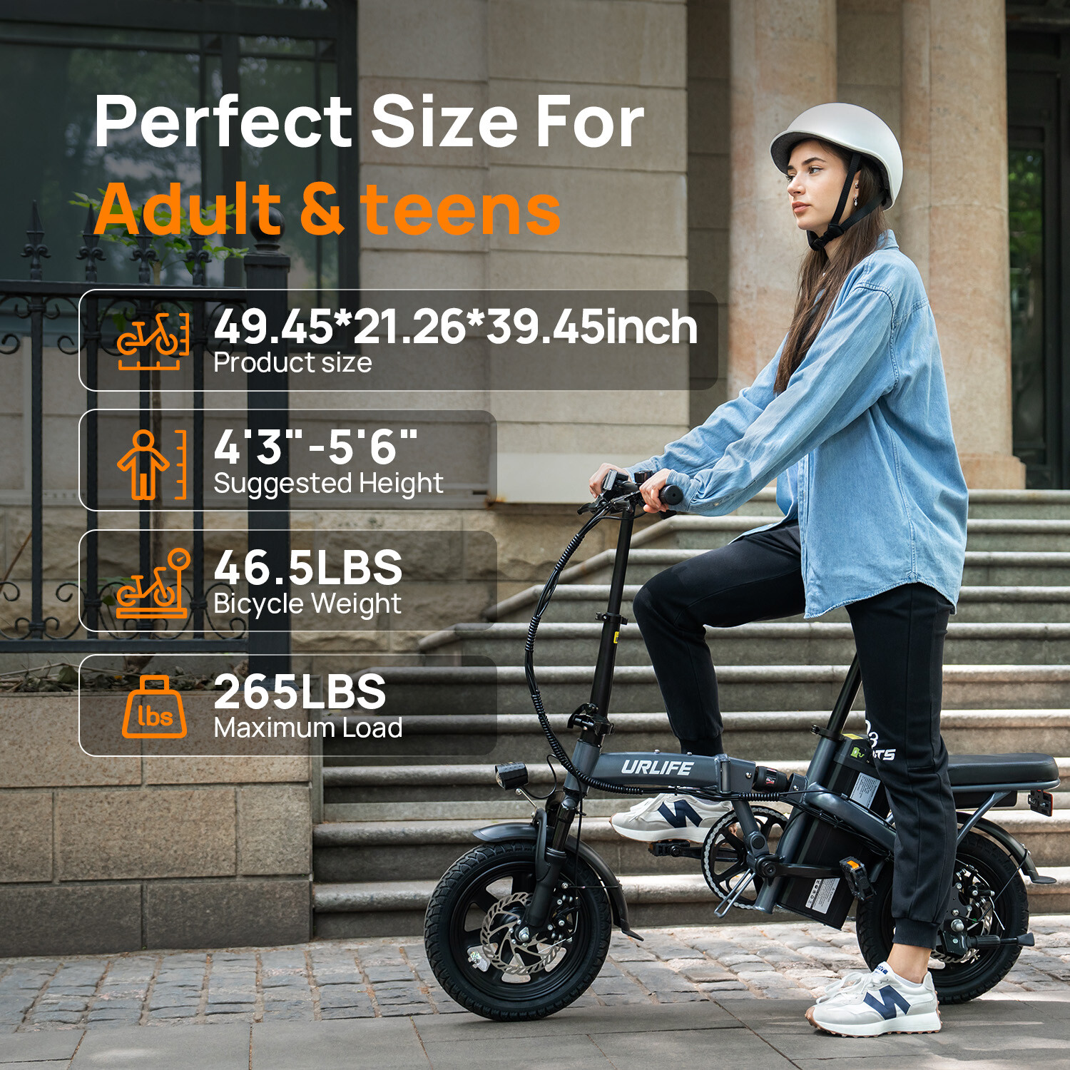 Una donna con casco guida una e-bike pieghevole nera all'aperto con specifiche tecniche.