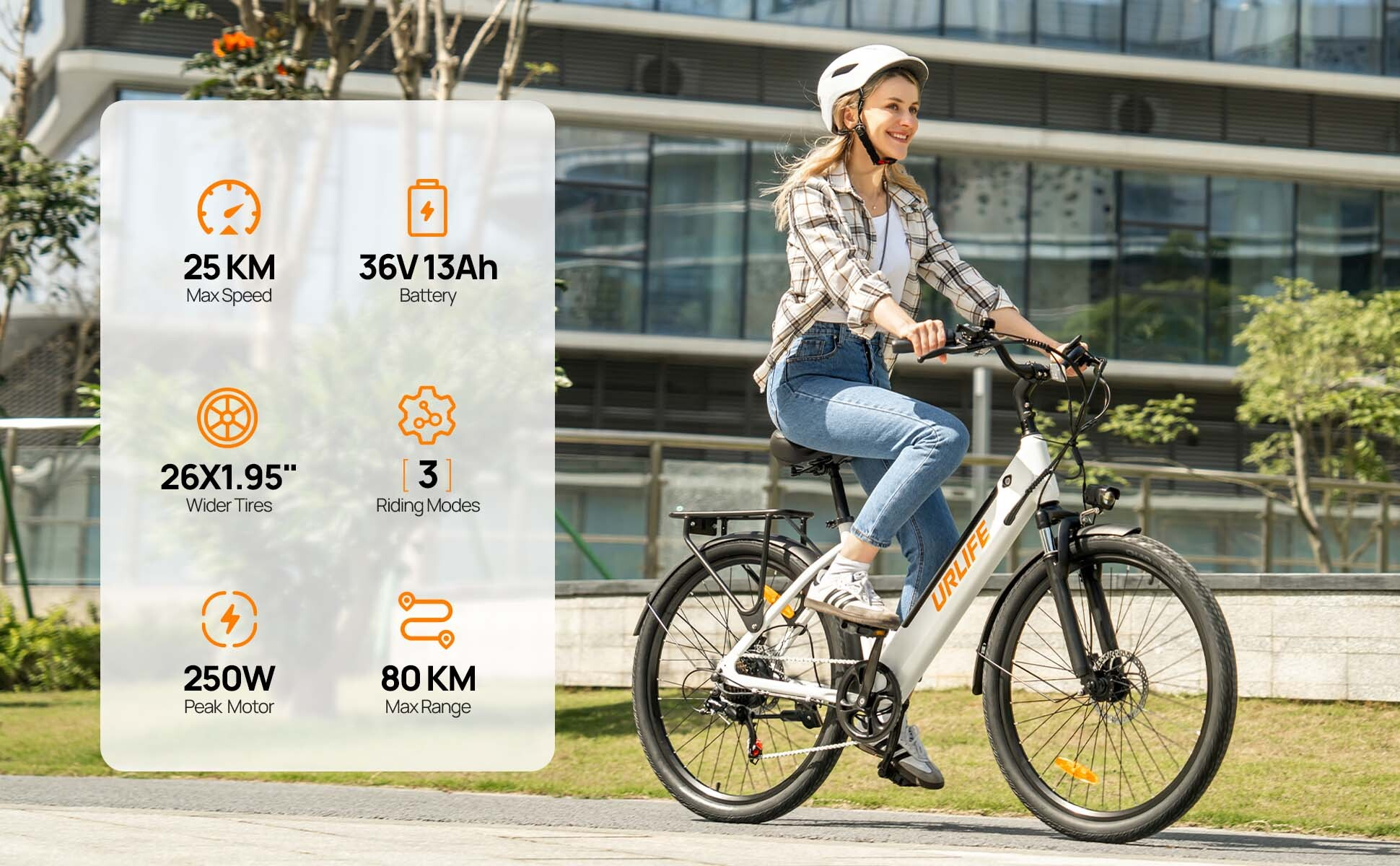 Una donna con casco e camicia a quadri guida una bici elettrica, con icone di velocità, batteria e autonomia.
