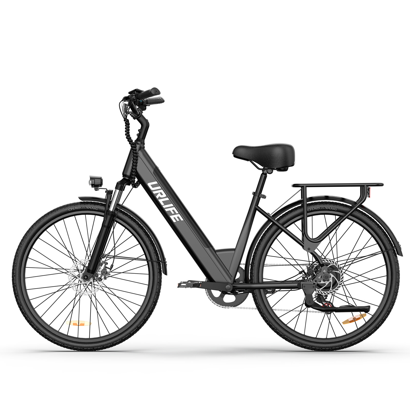 Una bicicletta elettrica nera con telaio aperto, portapacchi e batteria integrata su sfondo bianco.