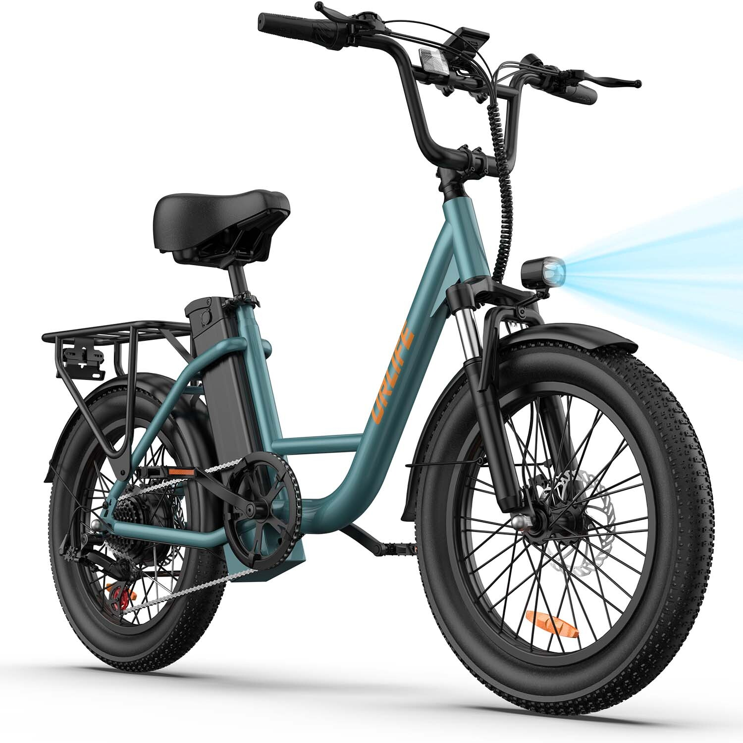 Bici elettrica turchese con pneumatici larghi, luce anteriore, portapacchi e sella nera su sfondo bianco.