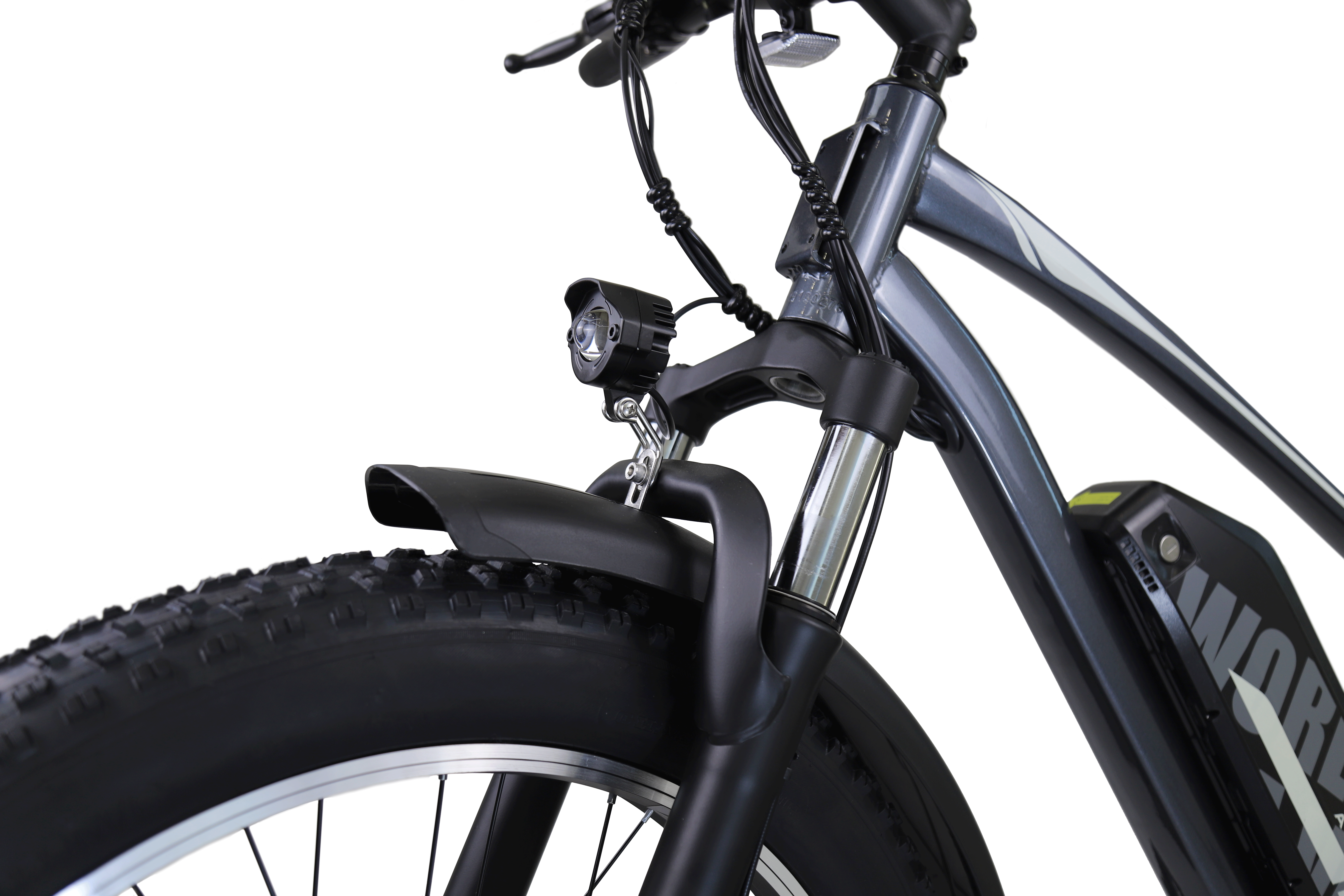Primo piano della forcella anteriore di una e-bike grigia con luce LED, parafango e pneumatico spesso.