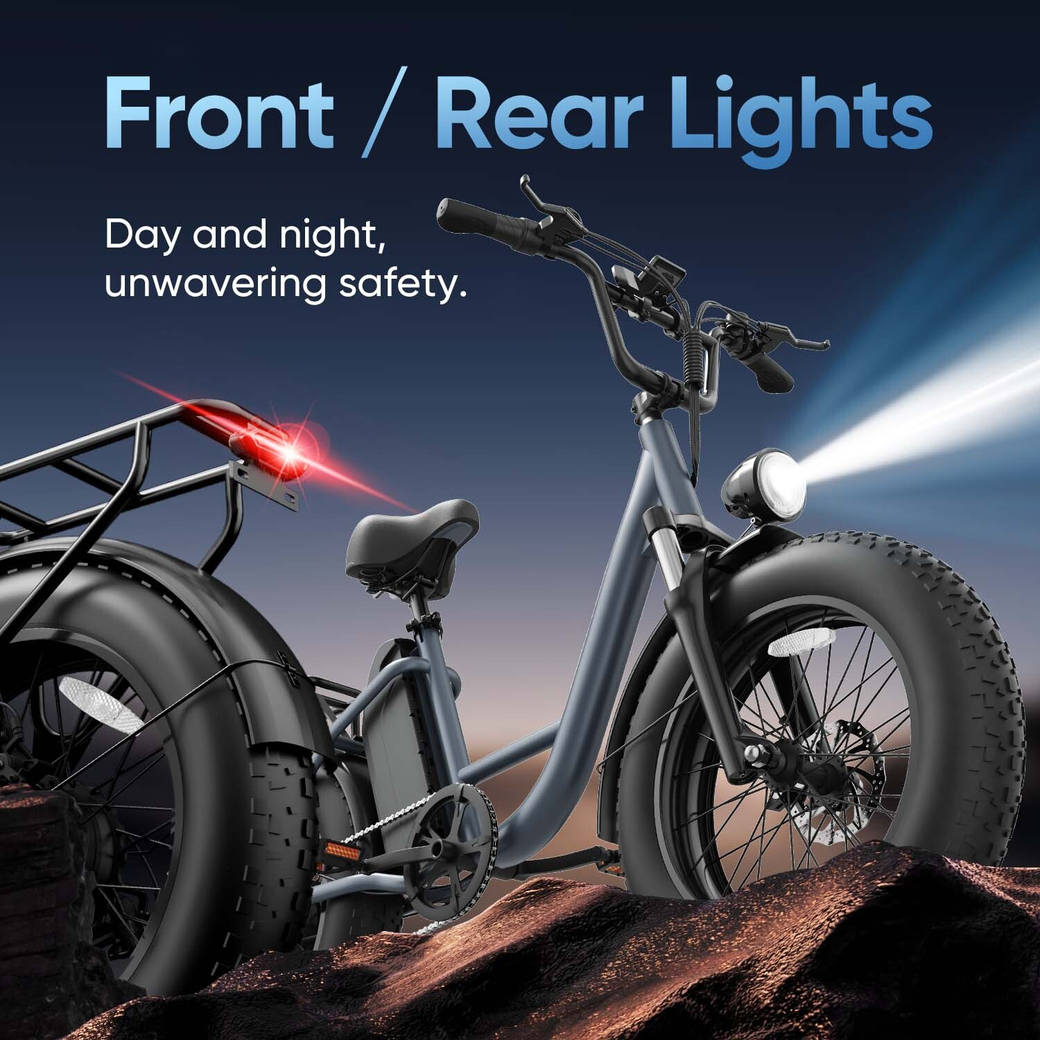 Una bici elettrica grigia con gomme larghe su terreno roccioso con luci anteriori e posteriori accese al crepuscolo.