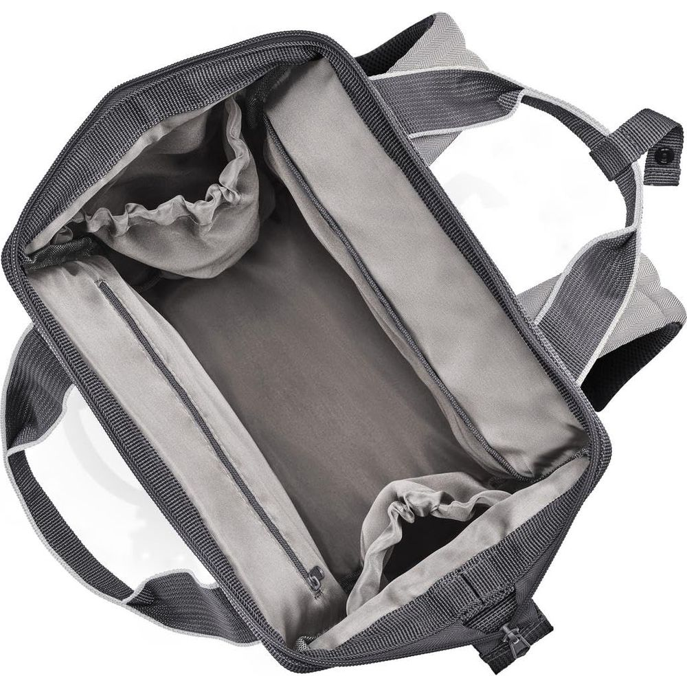 Offene graue Tasche von oben, mit Innenfächern, Reißverschluss und Tragegriffen auf weißem Hintergrund.