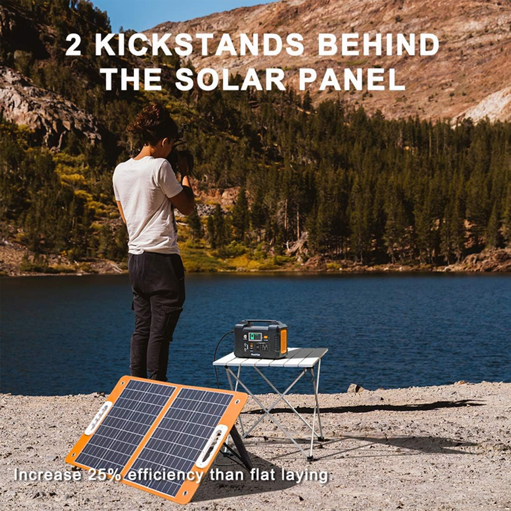 Persona junto a un lago con un panel solar portátil y estación de energía en una mesa.