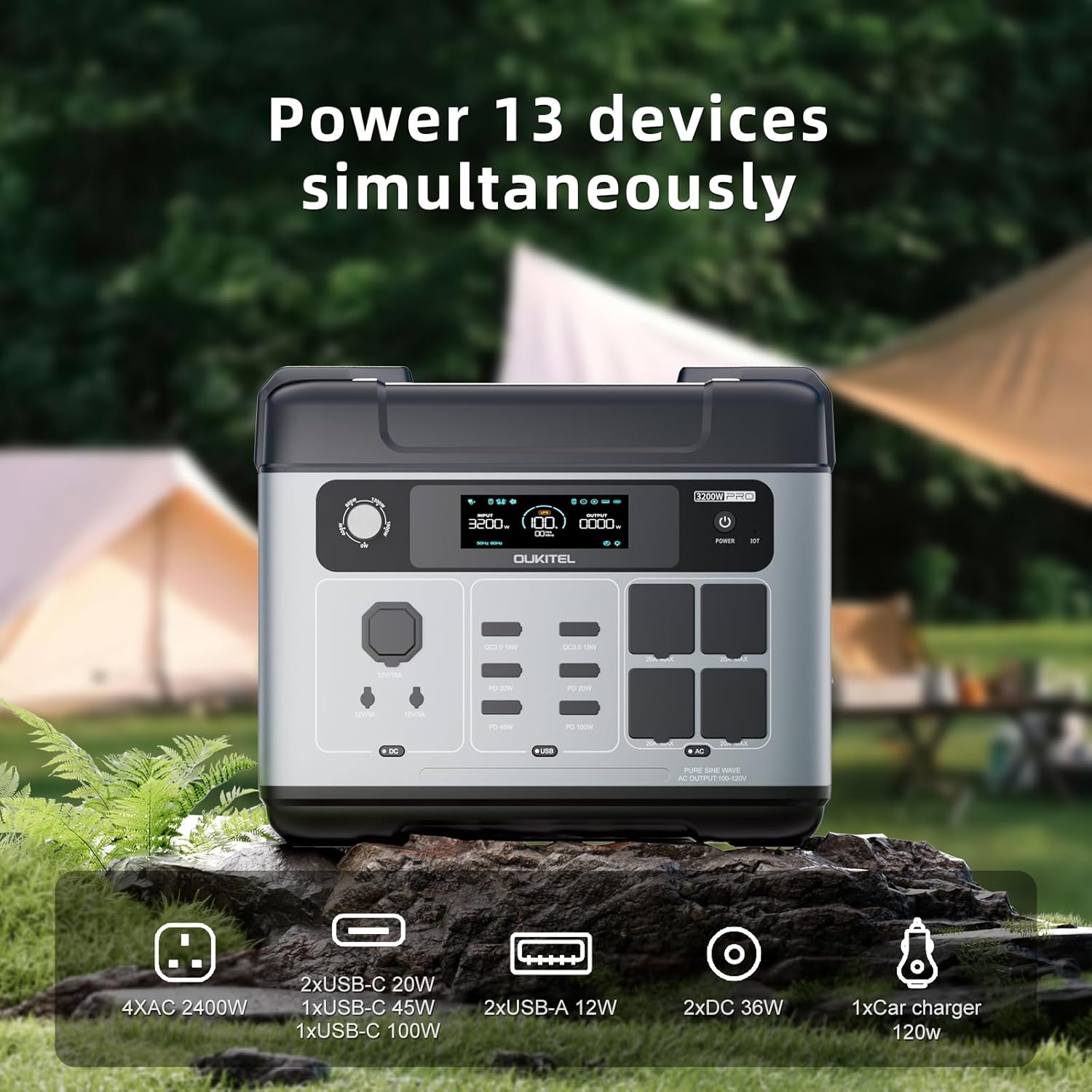 Una estación de energía Oukitel sobre una roca con musgo al aire libre, con tiendas y un bosque de fondo.