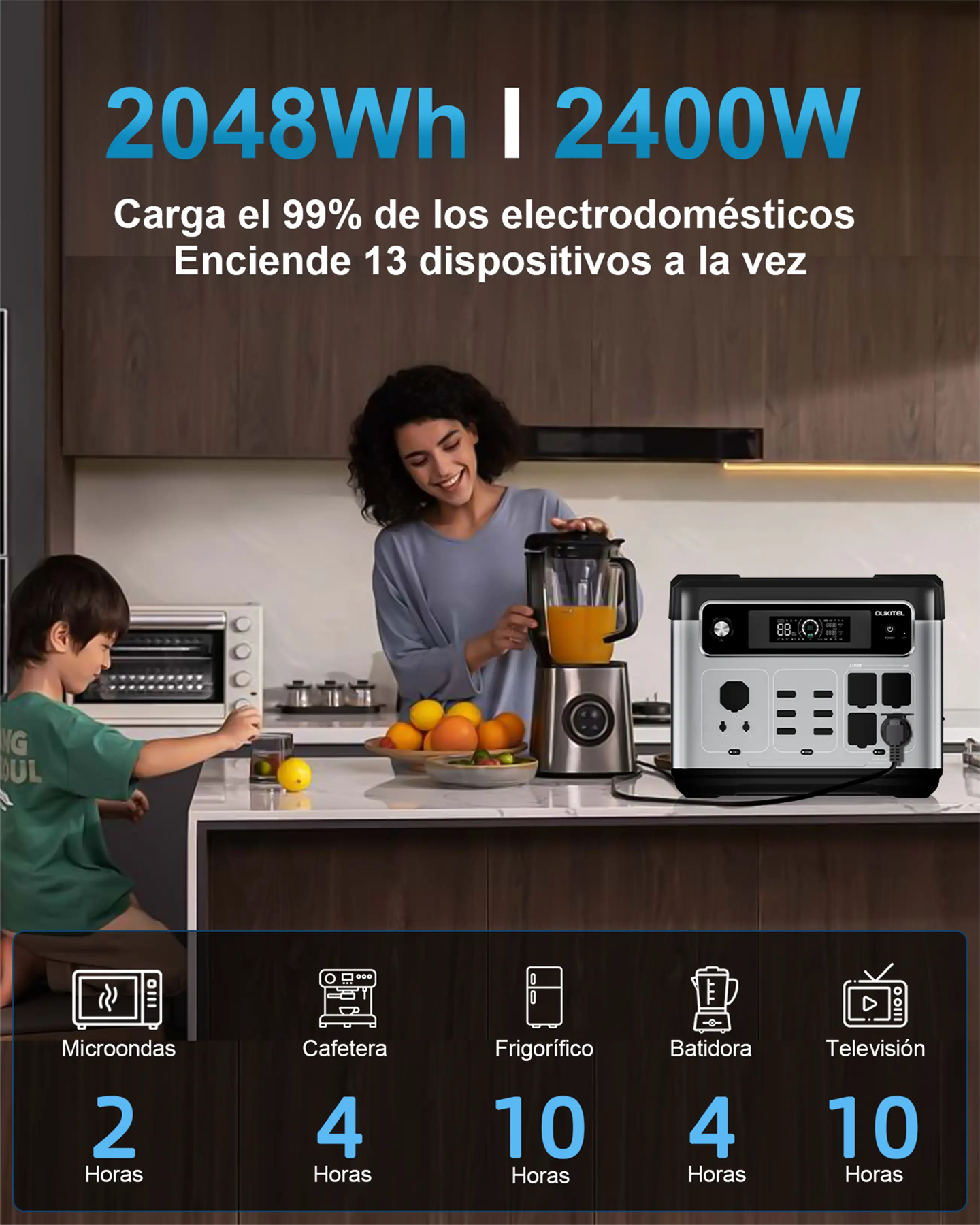 Una mujer licua jugo y un niño juega en la cocina junto a una estación Oukitel.