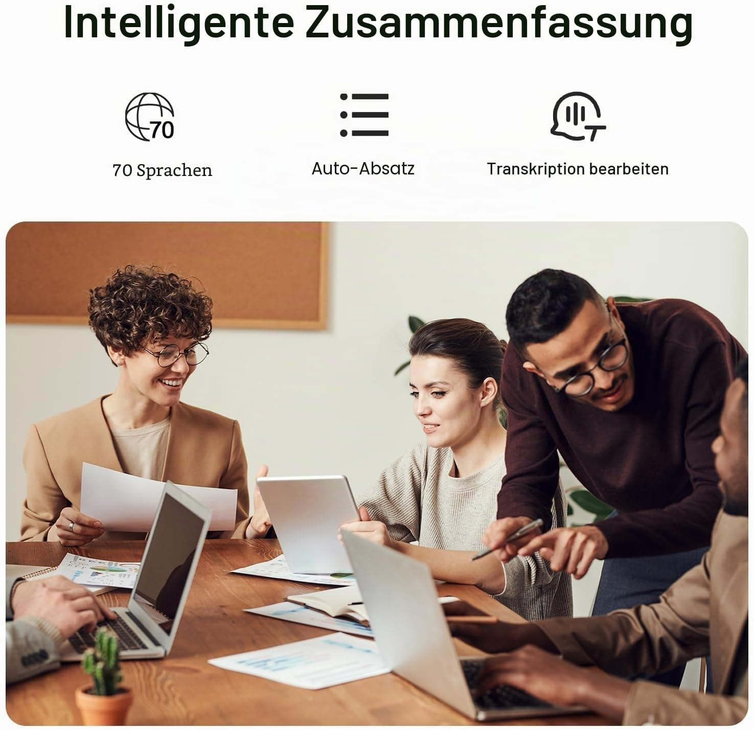 Vier Personen arbeiten in einem Büro an Laptops und Dokumenten.