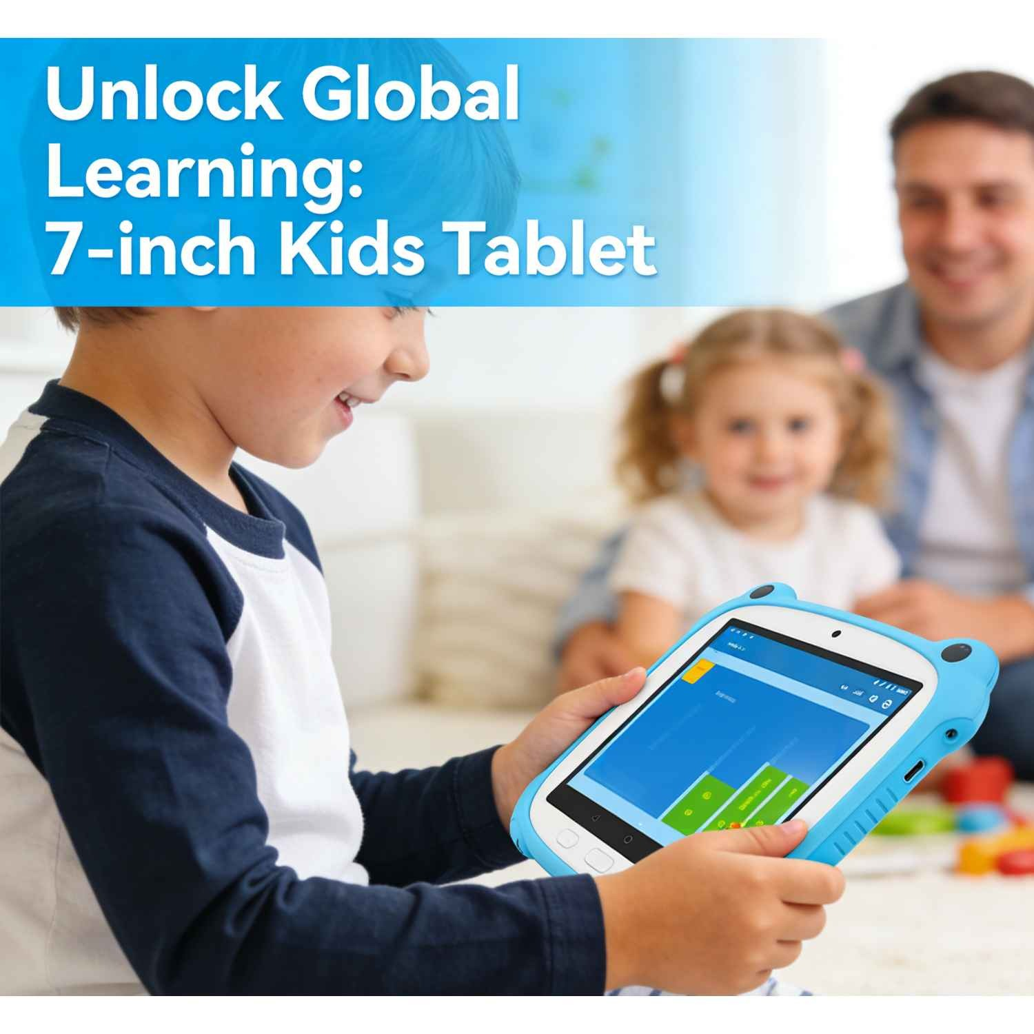 Ein Kind hält ein blaues Kinder-Tablet mit heller Lern-App. Im Hintergrund sitzen lächelnd ein Mann und ein Mädchen.