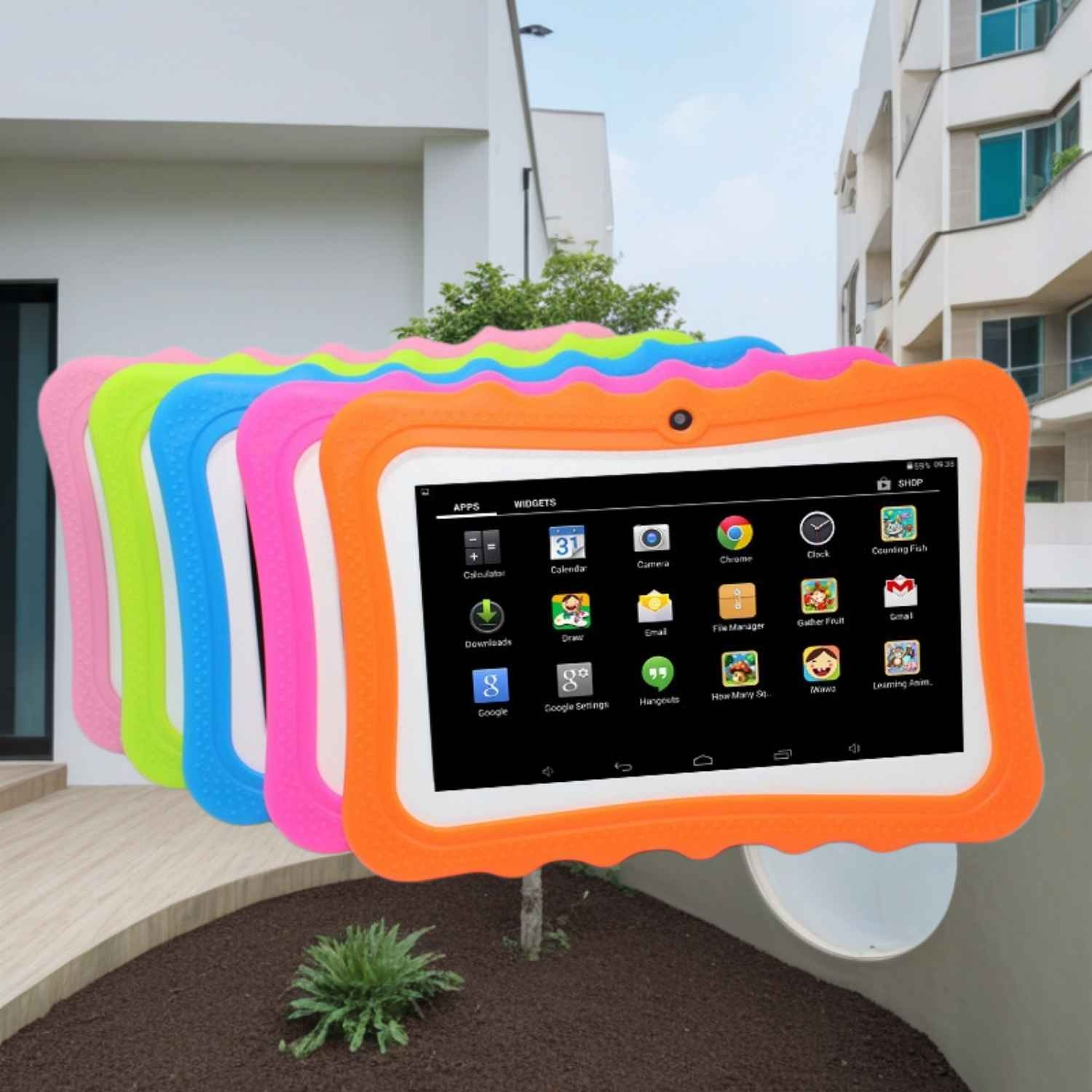 Mehrere bunte Kinder-Tablets mit App-Symbolen auf dem Bildschirm stehen im Freien.