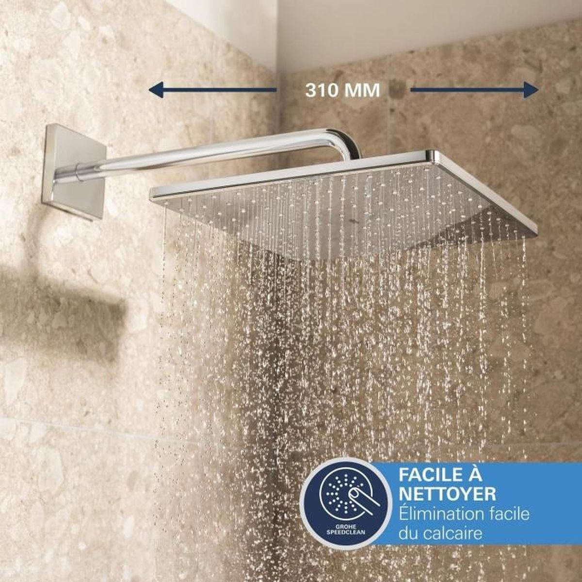 Moderne quadratische Regendusche mit fließendem Wasser vor einer hellen Steinwand.