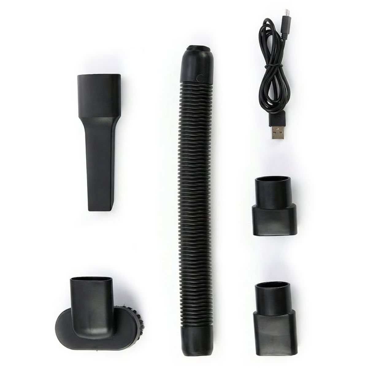 Draufsicht auf schwarze Staubsaugeraufsätze, einen flexiblen Schlauch und ein USB-Ladekabel auf weißem Hintergrund.