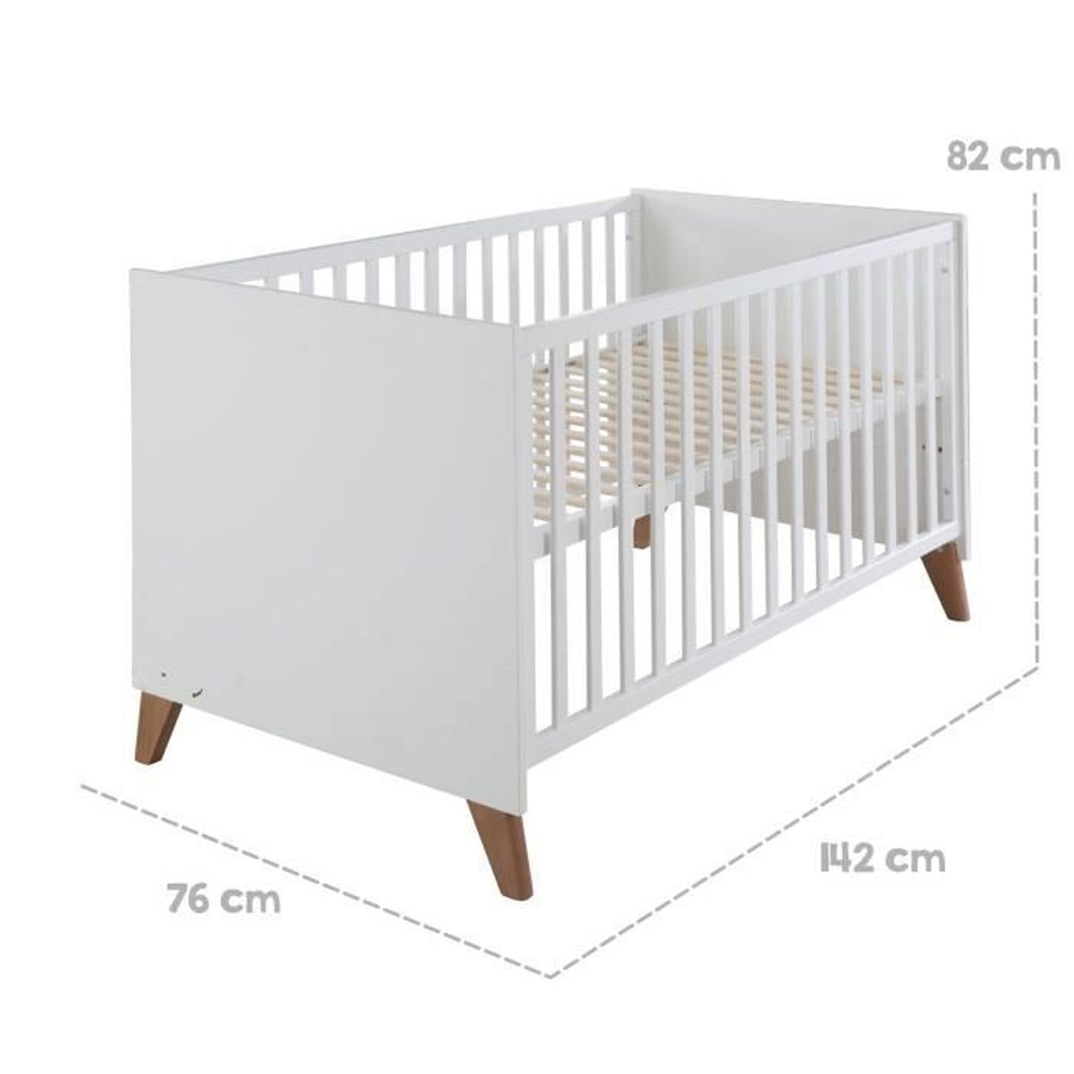 Weißes Kinderbett mit Holzbeinen und Maßen von 142x76x82 cm vor weißem Hintergrund.