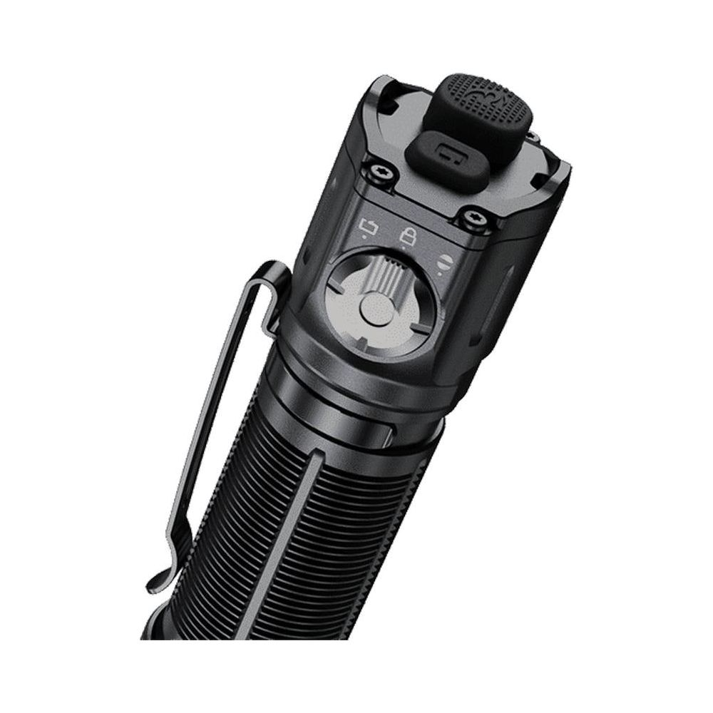 Gros plan d'une lampe de poche noire avec clip latéral, interrupteur rotatif et bouton en caoutchouc.