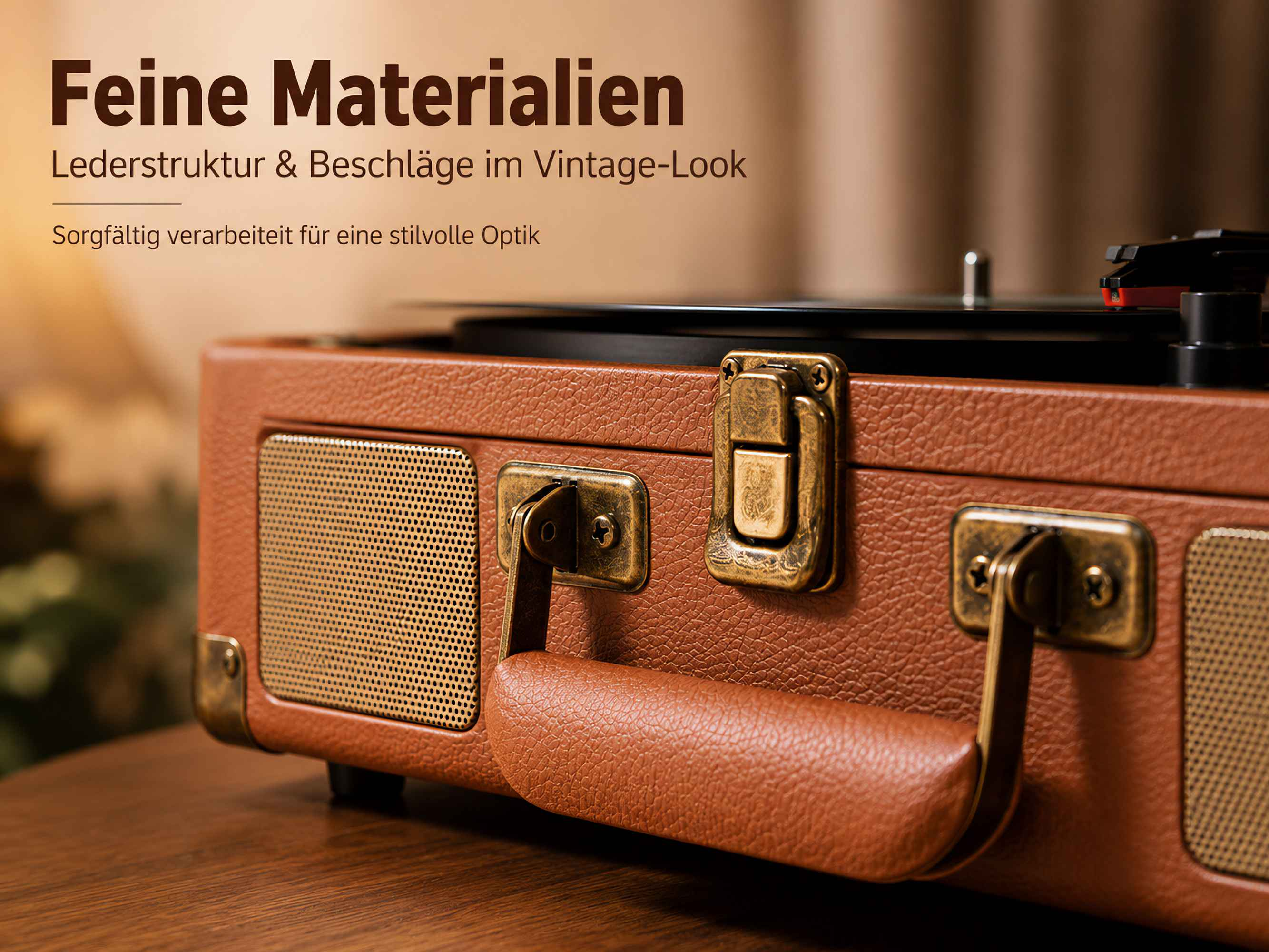 Ein brauner Vintage-Plattenspieler im Kofferdesign mit Messingbeschlägen und deutscher Textüberlagerung.