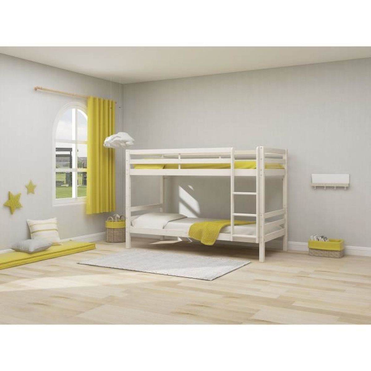 Ein weißes Etagenbett mit gelben Akzenten steht in einem kinderzimmer mit hellem Holzfußboden und gelben Vorhängen.