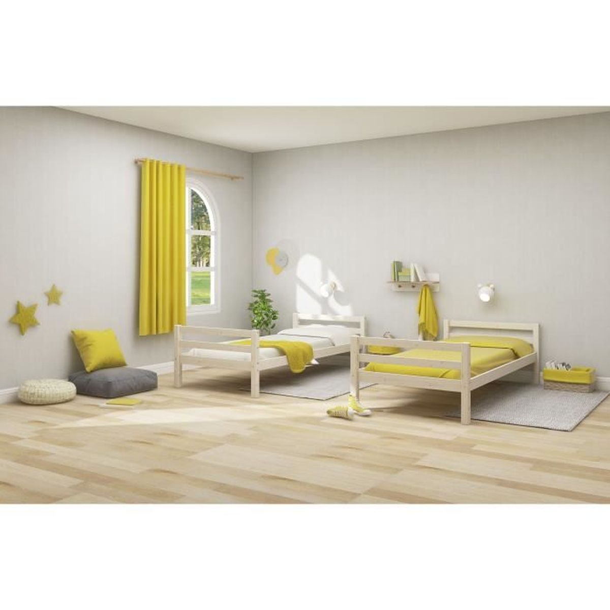 Ein Kinderzimmer mit zwei Holzetagenbetten, gelben Vorhängen und Dekorationen in Gelb und Grau auf hellem Parkettboden.
