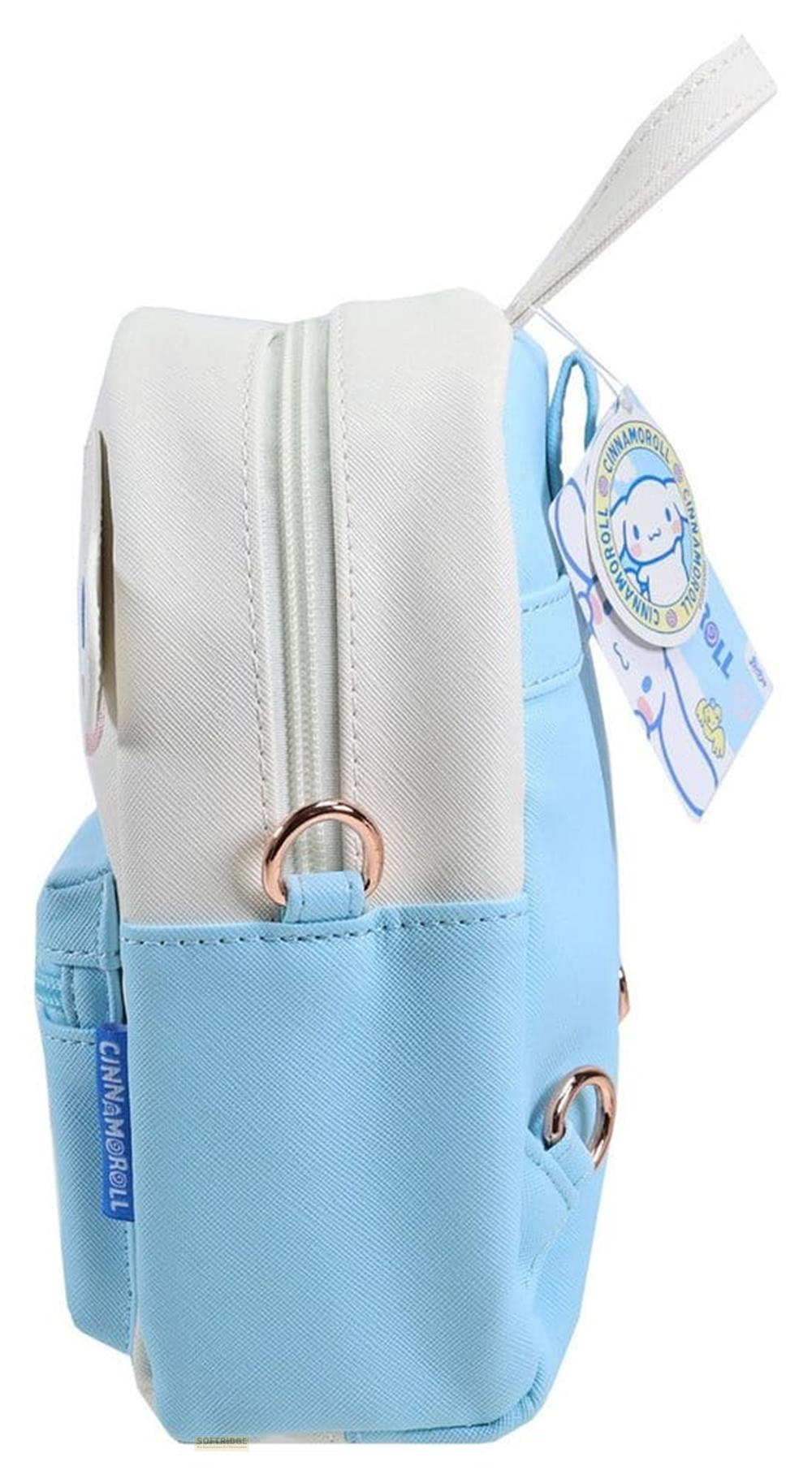 Seitenansicht eines hellblauen und weißen Cinnamoroll-Rucksacks mit Anhänger und Roségoldringen.