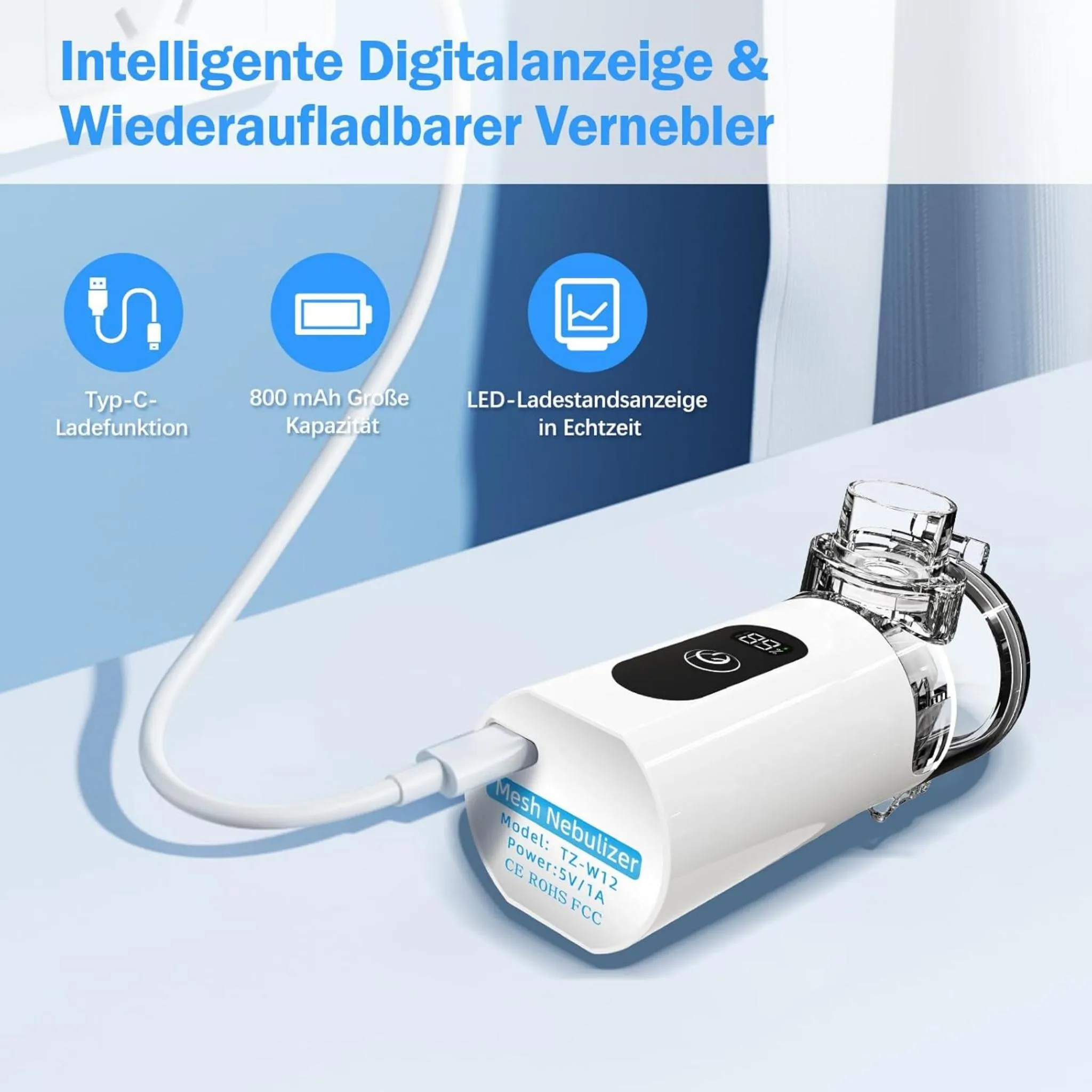 Ein weißer Mesh-Vernebler mit Ladekabel und digitaler Anzeige auf einem blauen Tisch.